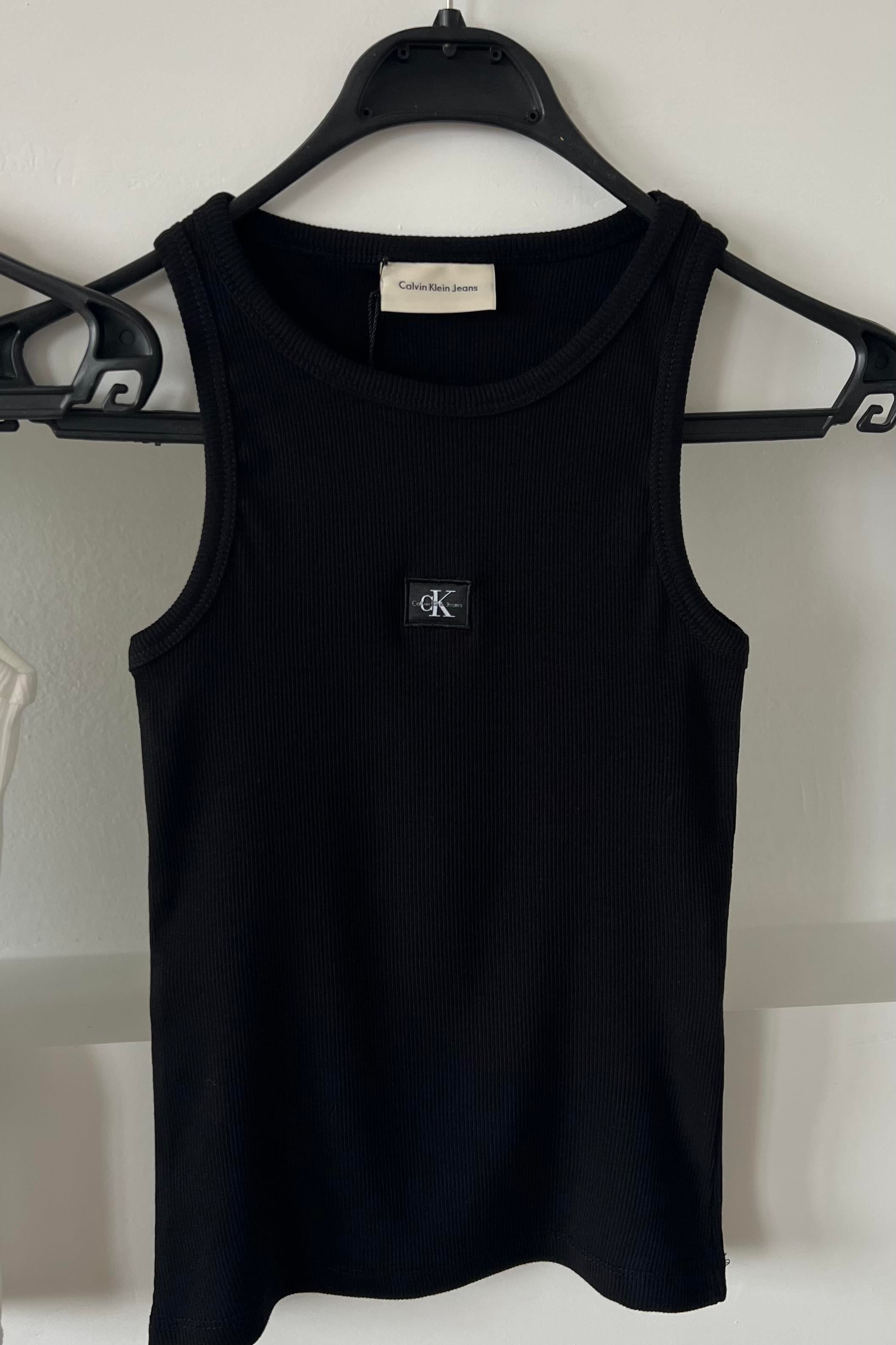 Siyah Mini Arma Logolu Kolsuz Tshirt uygun fiyatlarda www.butikhola.com adresinde