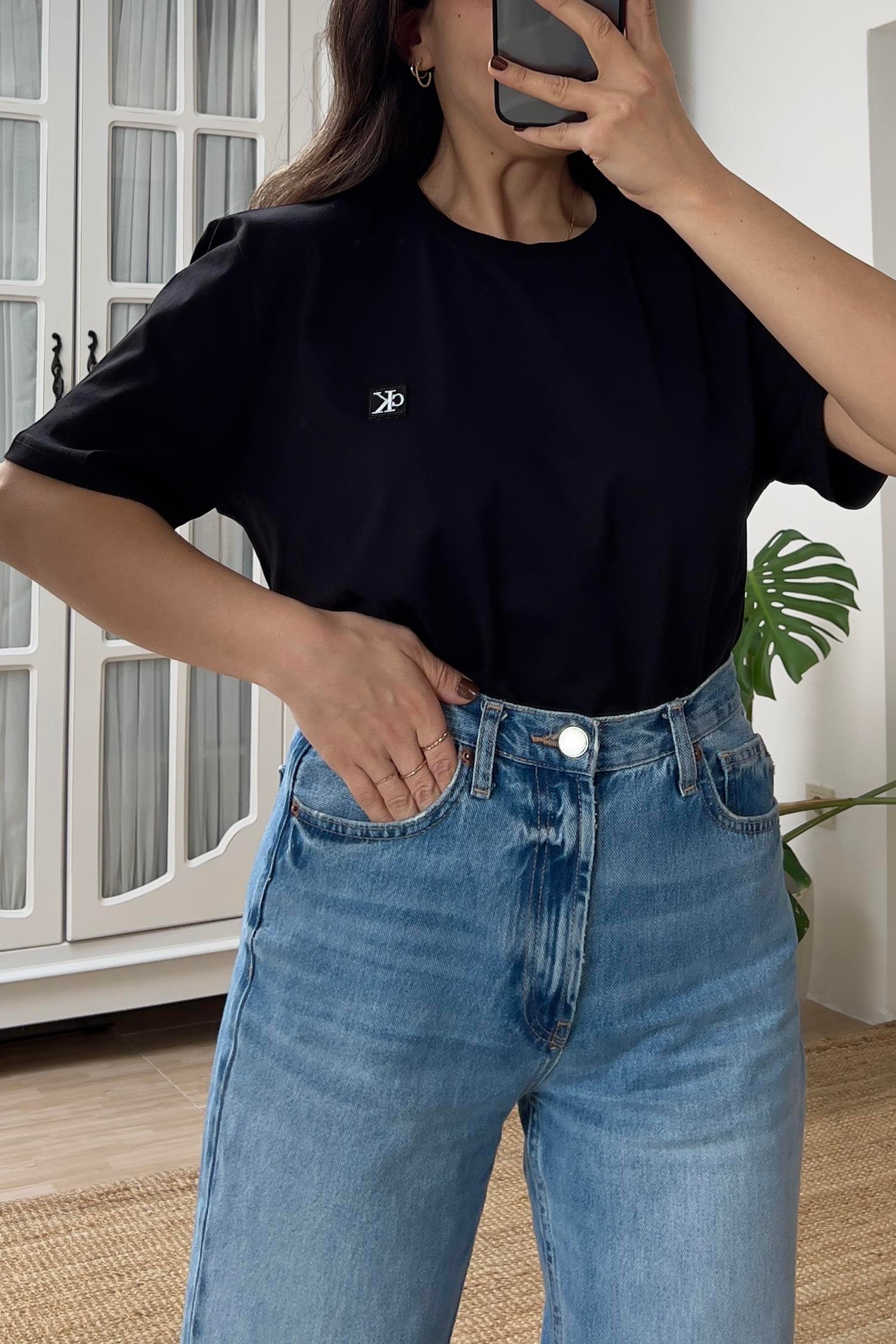 Siyah Mini Logolu Oversize Tshirt uygun fiyatlarda www.butikhola.com adresinde