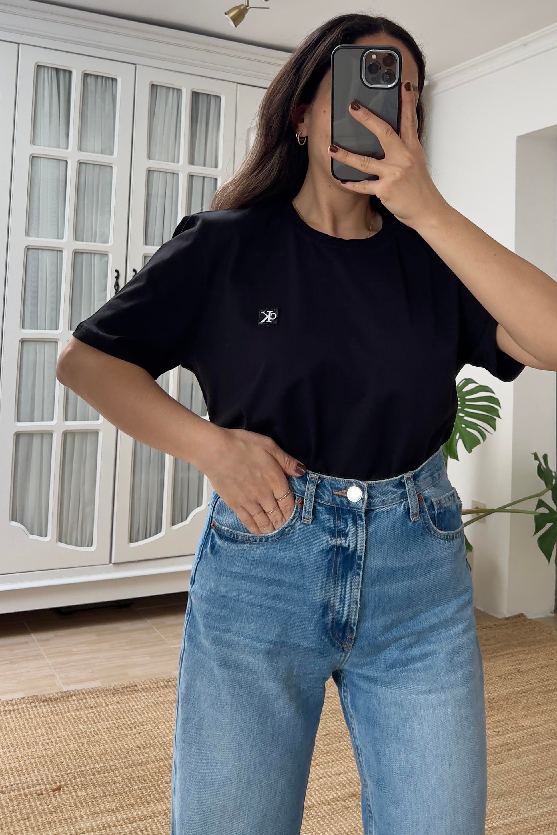 Siyah Mini Logolu Oversize Tshirt uygun fiyatlarda www.butikhola.com adresinde