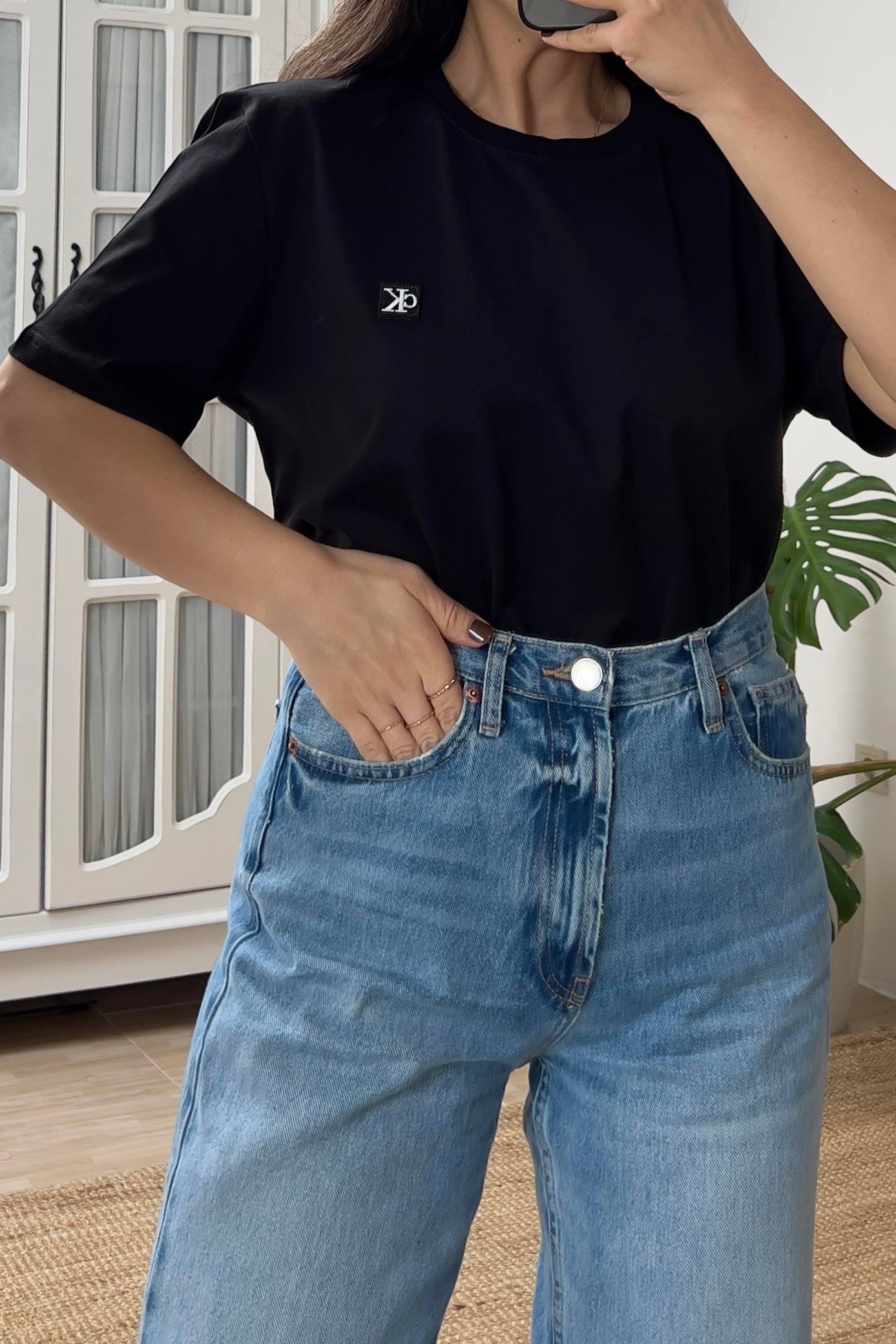 Siyah Mini Logolu Oversize Tshirt uygun fiyatlarda www.butikhola.com adresinde