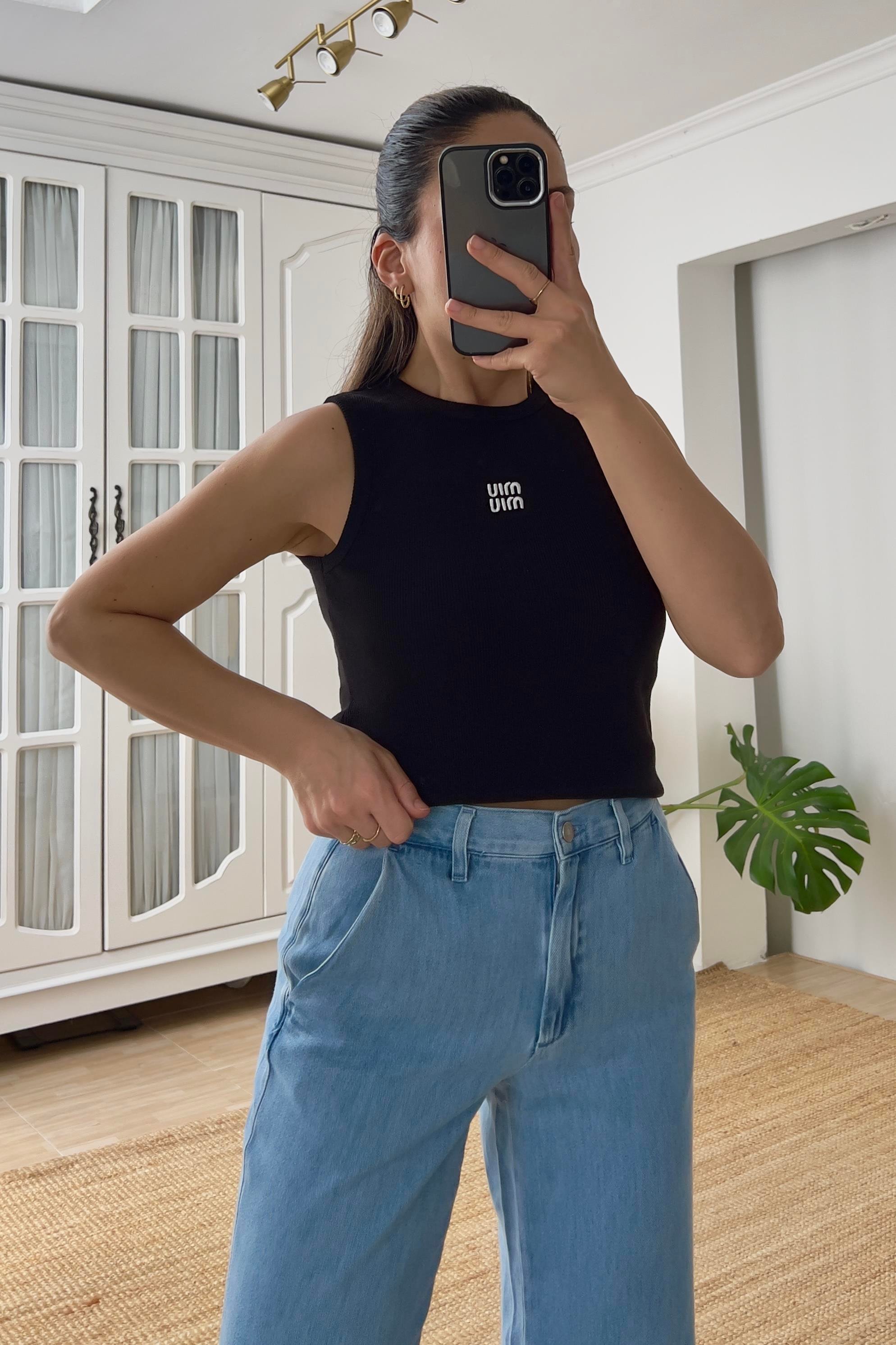 Siyah Miu Logolu Kolsuz Tshirt uygun fiyatlarda www.butikhola.com adresinde