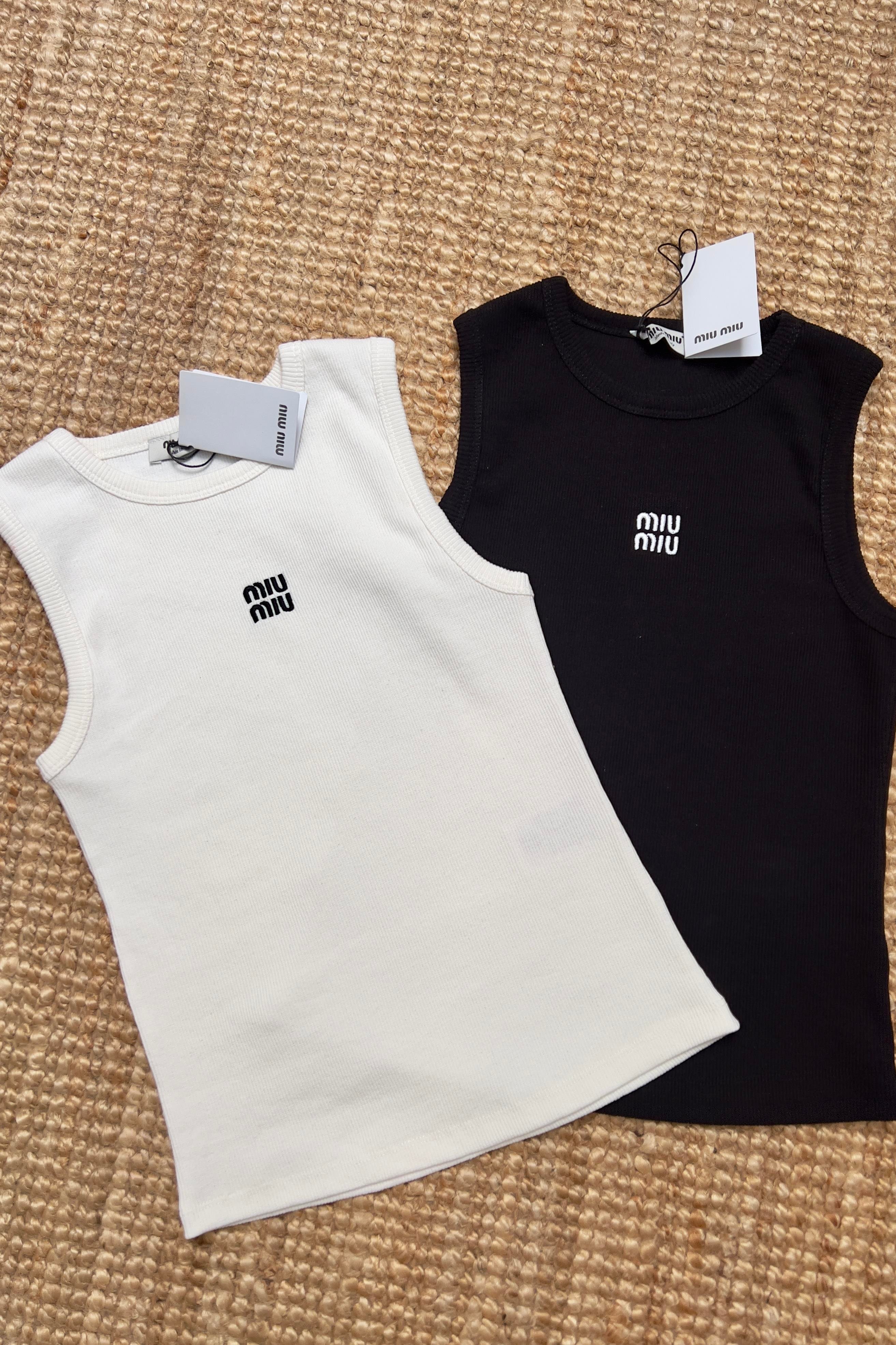 Siyah Miu Logolu Kolsuz Tshirt uygun fiyatlarda www.butikhola.com adresinde