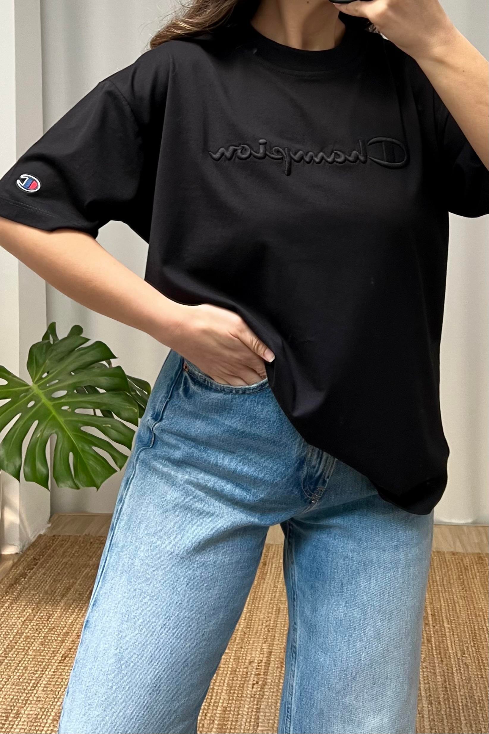 Siyah Nakışlı Logolu Oversize Tshirt uygun fiyatlarda www.butikhola.com adresinde
