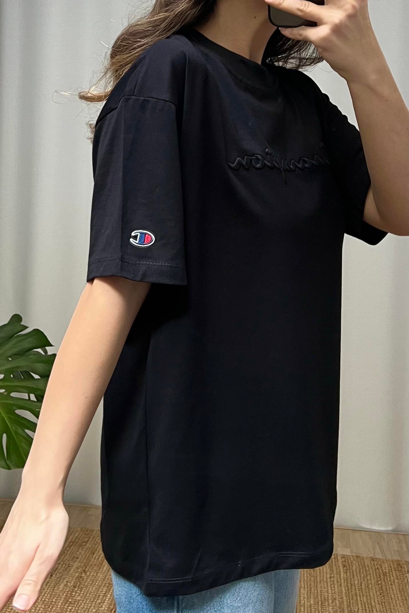 Siyah Nakışlı Logolu Oversize Tshirt uygun fiyatlarda www.butikhola.com adresinde