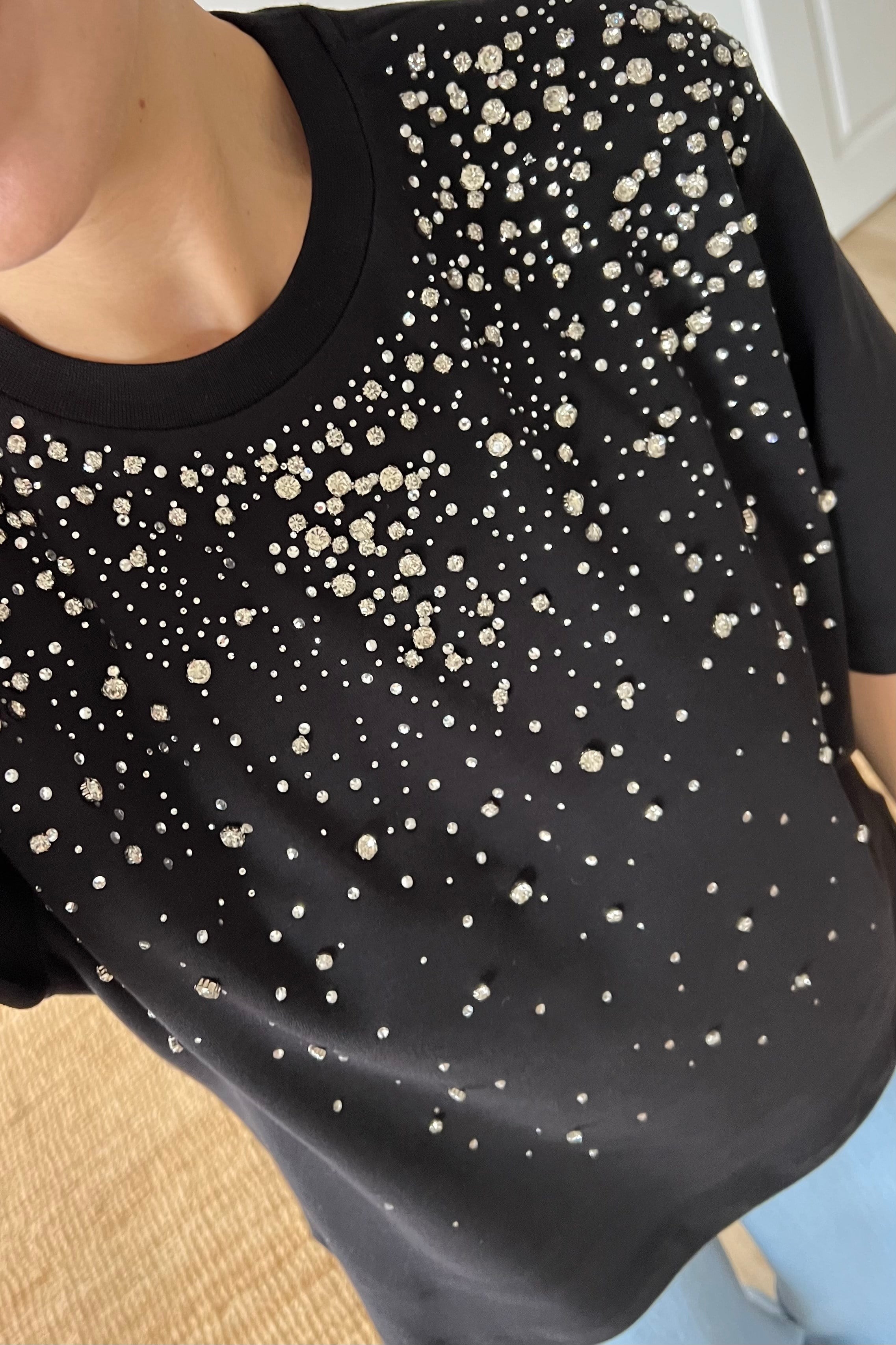 Siyah Önü Taşlı Çakımlı Tshirt uygun fiyatlarda www.butikhola.com adresinde