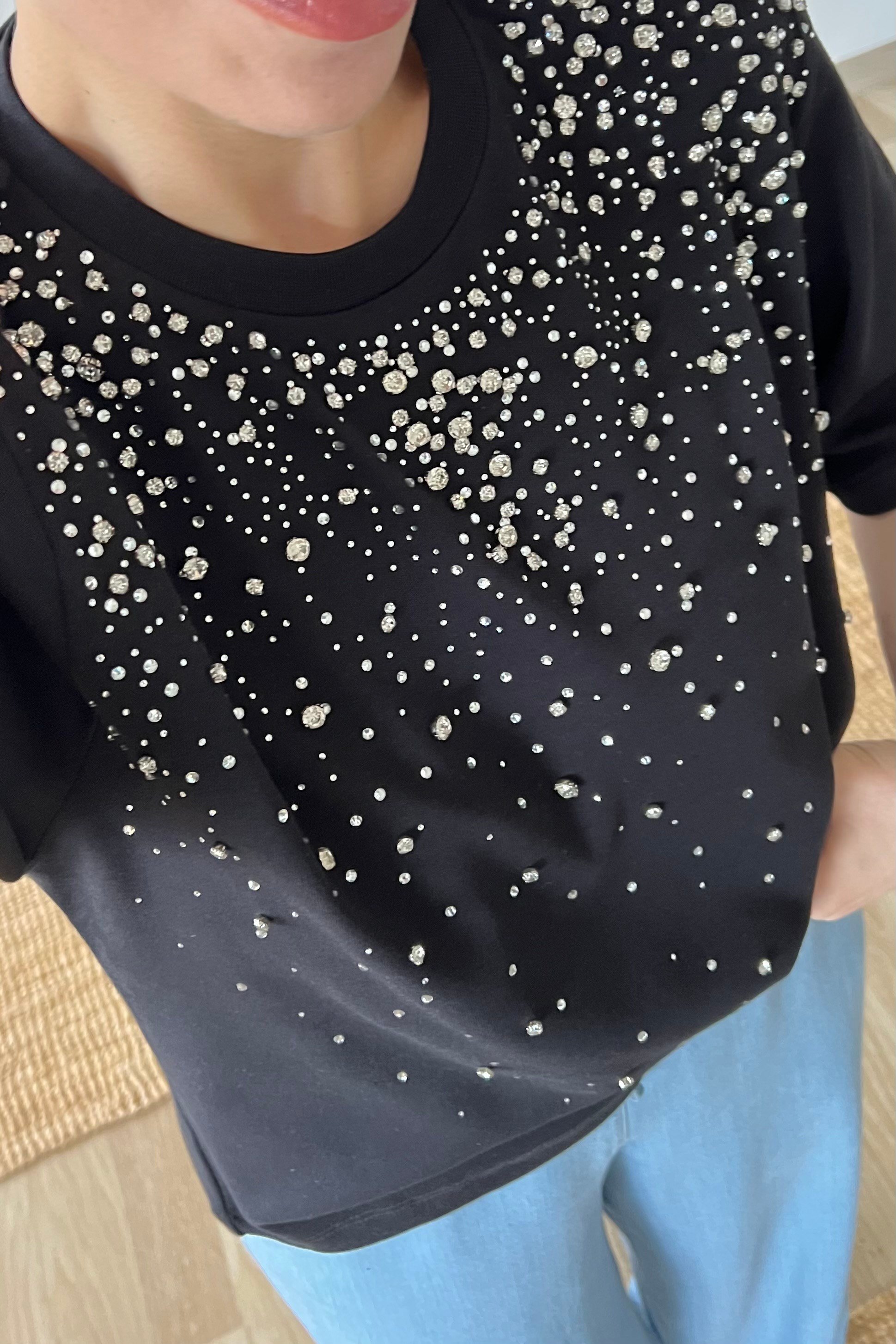 Siyah Önü Taşlı Çakımlı Tshirt uygun fiyatlarda www.butikhola.com adresinde