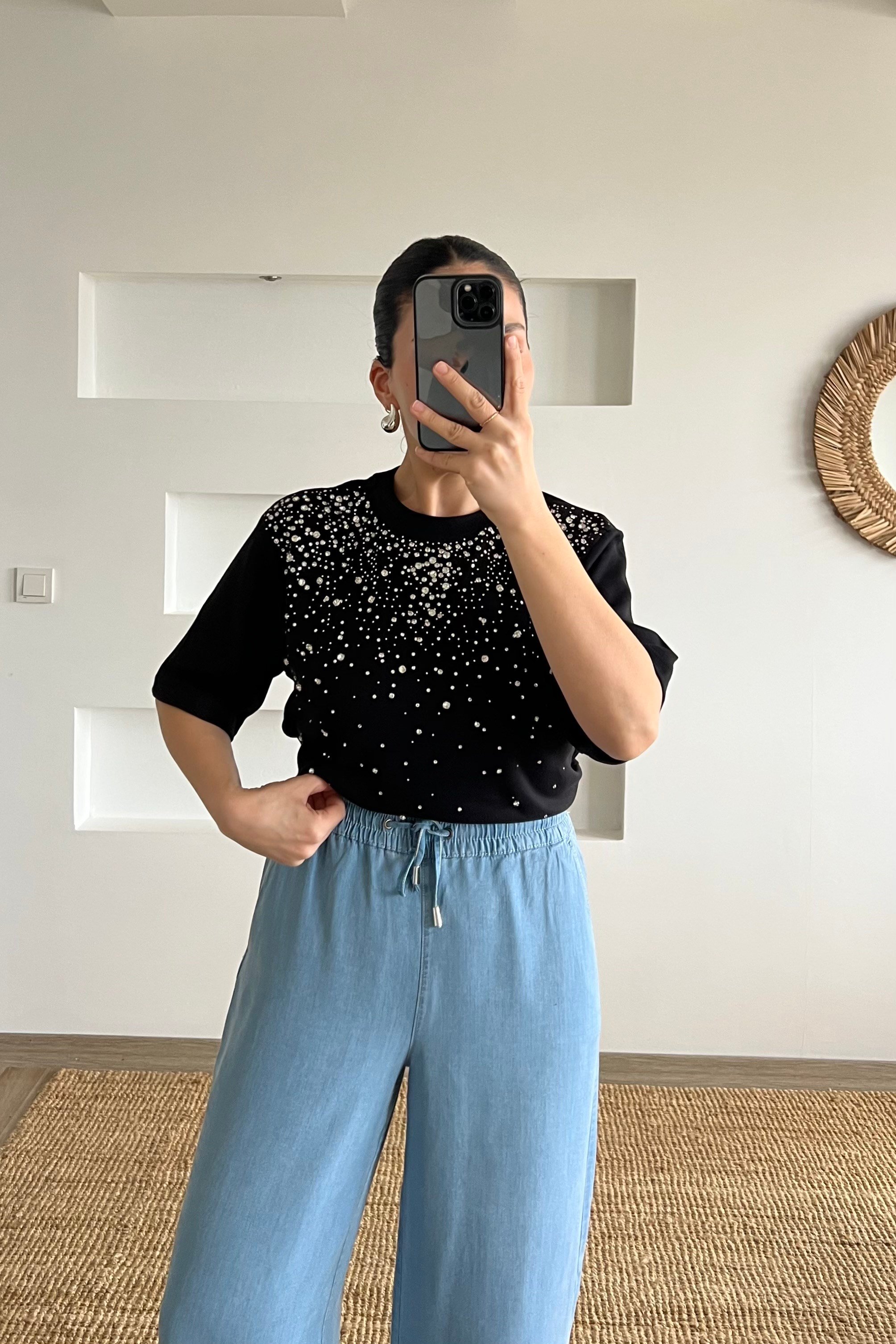 Siyah Önü Taşlı Çakımlı Tshirt uygun fiyatlarda www.butikhola.com adresinde