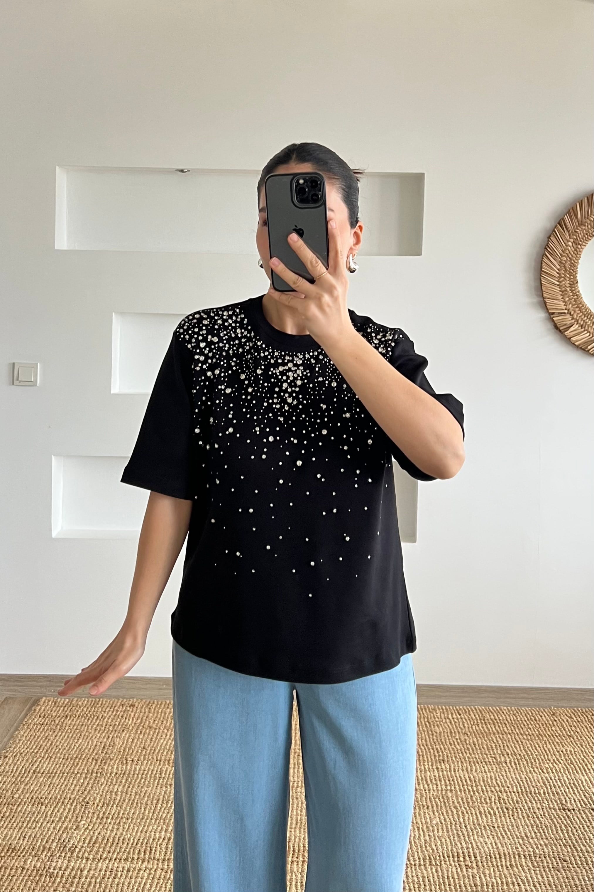 Siyah Önü Taşlı Çakımlı Tshirt uygun fiyatlarda www.butikhola.com adresinde
