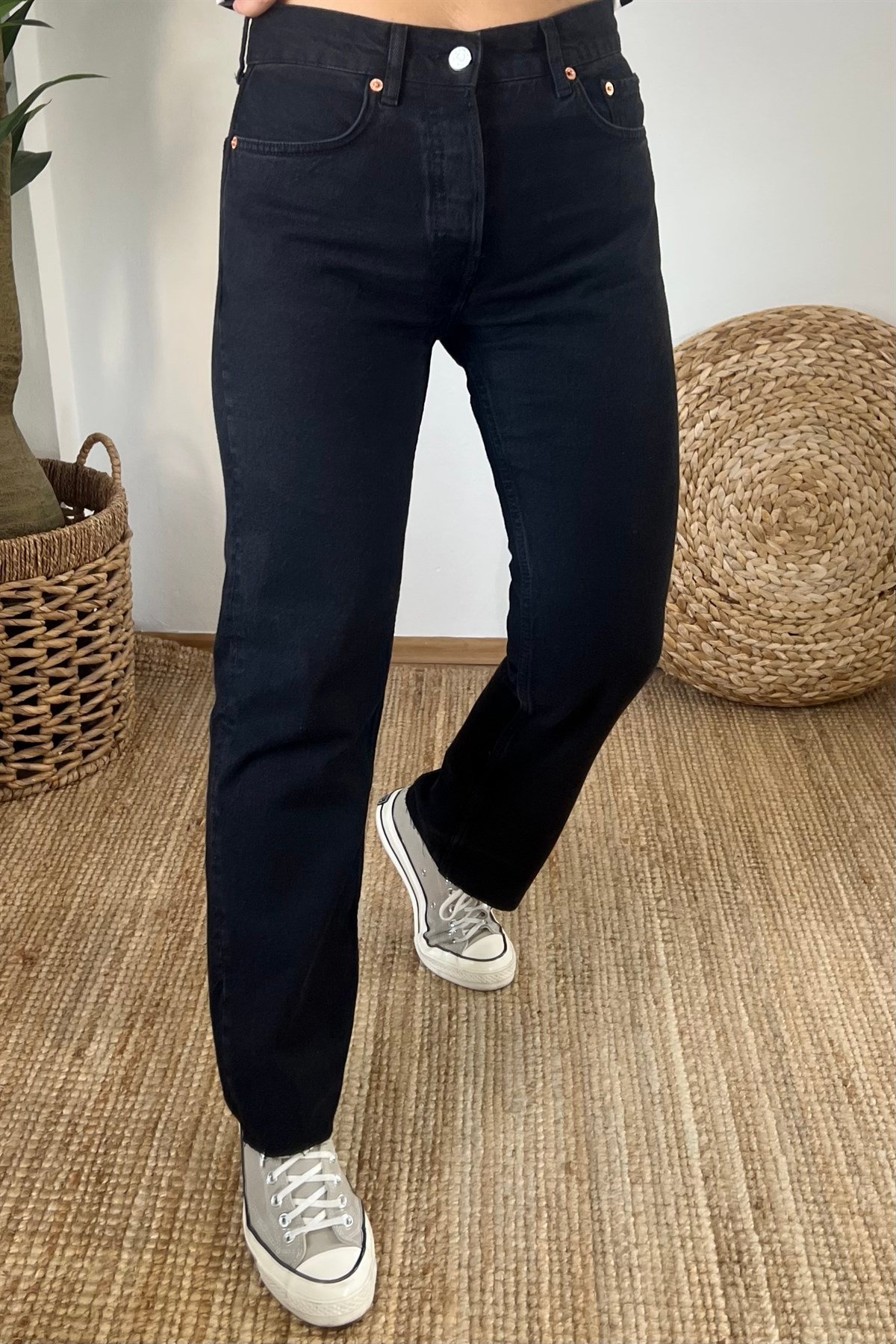 Siyah Orta Bel Straight Fit Jean uygun fiyatlarda www.butikhola.com adresinde