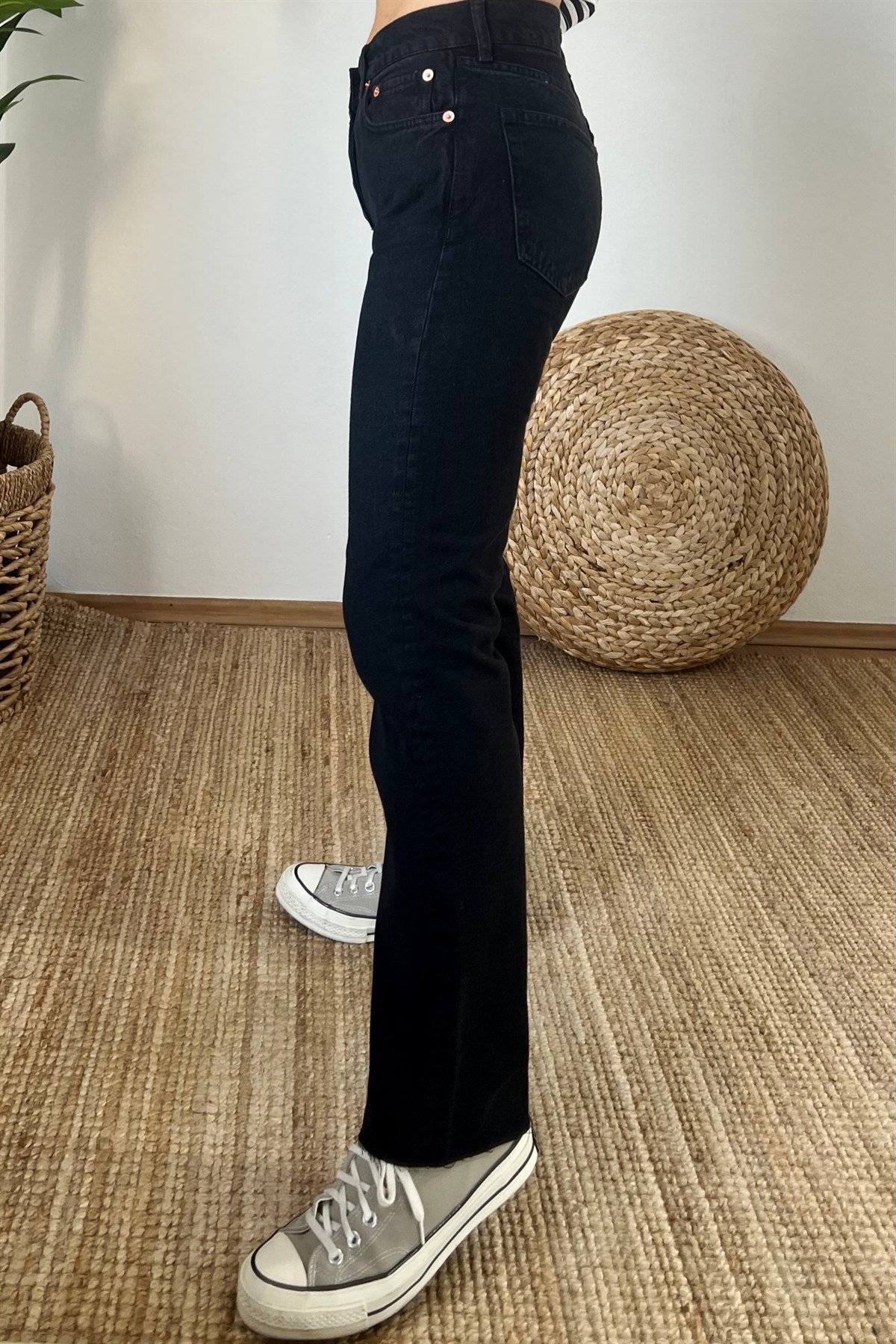 Siyah Orta Bel Straight Fit Jean uygun fiyatlarda www.butikhola.com adresinde