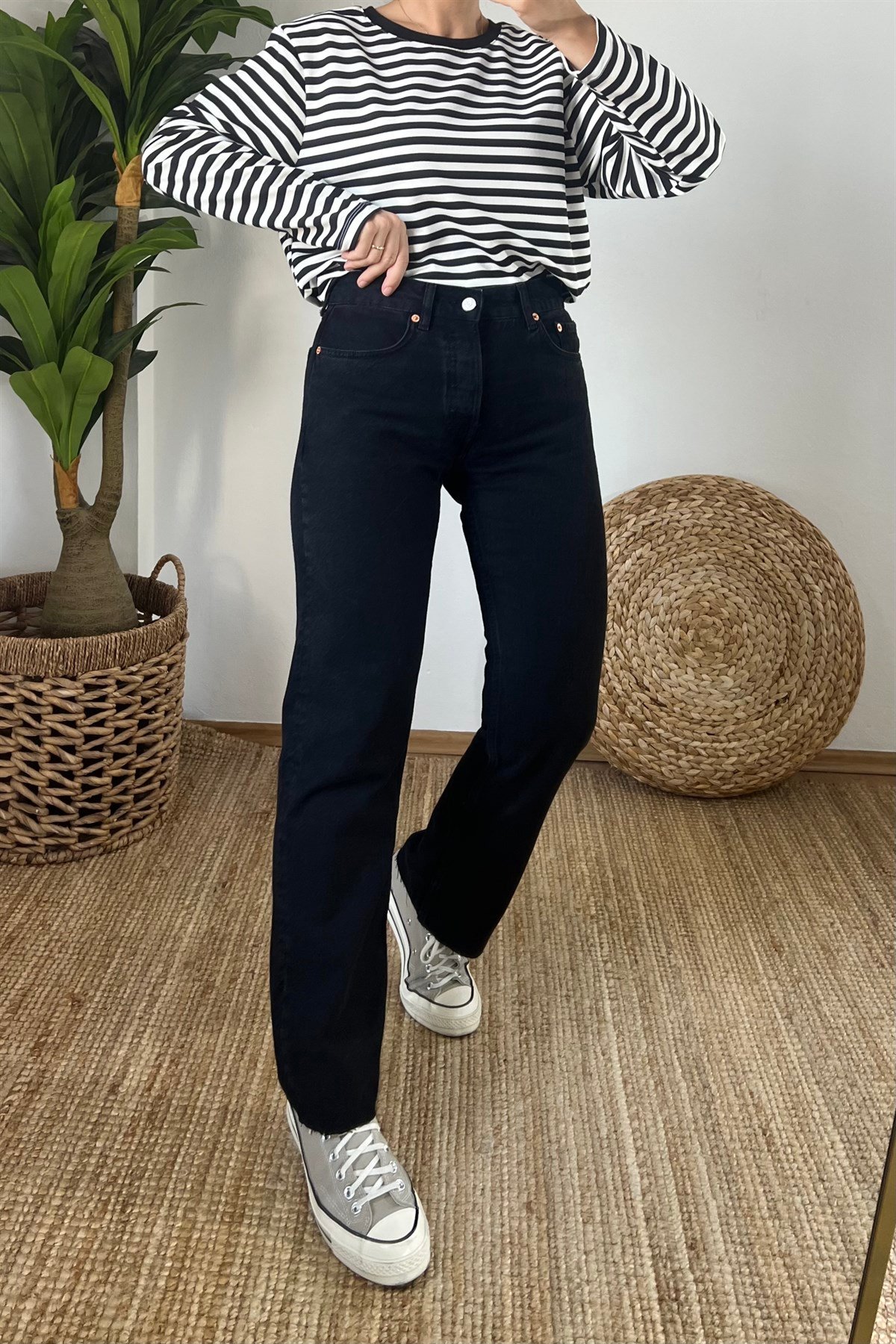 Siyah Orta Bel Straight Fit Jean uygun fiyatlarda www.butikhola.com adresinde
