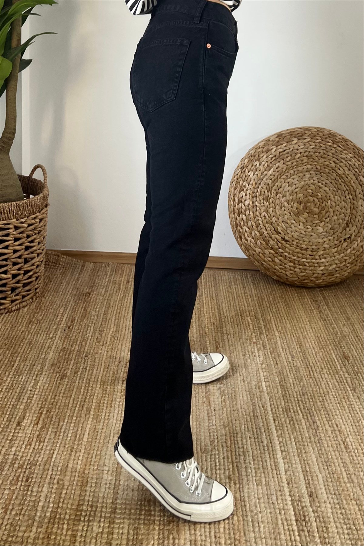 Siyah Orta Bel Straight Fit Jean uygun fiyatlarda www.butikhola.com adresinde