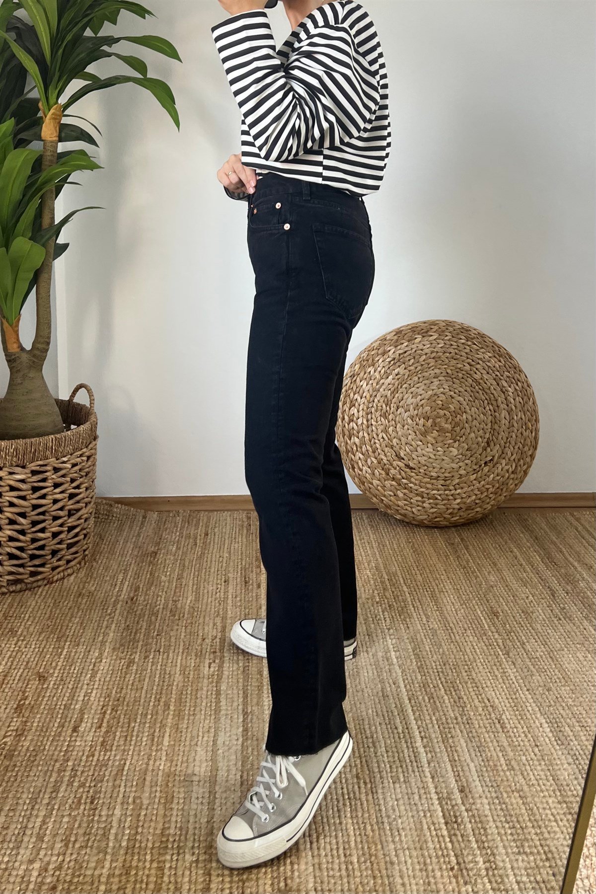 Siyah Orta Bel Straight Fit Jean uygun fiyatlarda www.butikhola.com adresinde