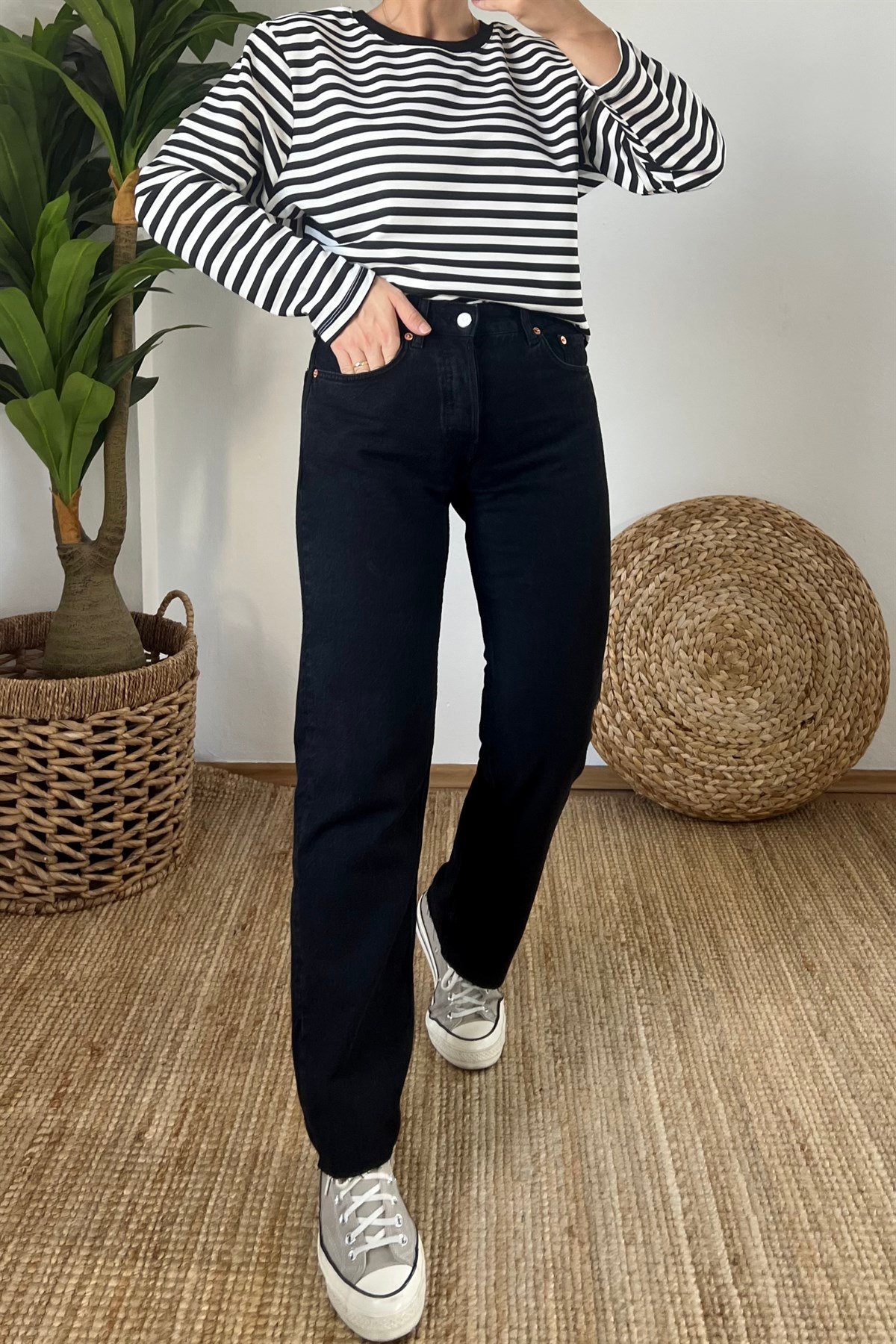 Siyah Orta Bel Straight Fit Jean uygun fiyatlarda www.butikhola.com adresinde