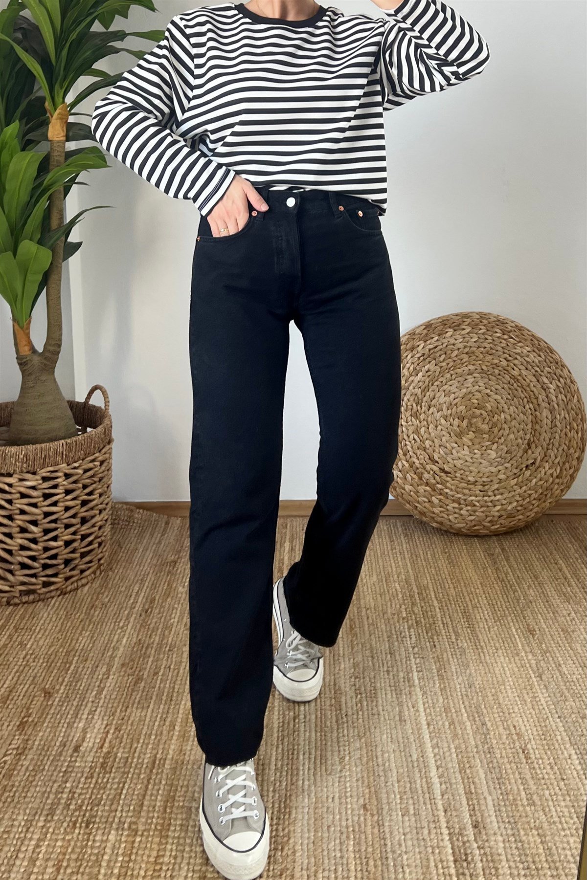 Siyah Orta Bel Straight Fit Jean uygun fiyatlarda www.butikhola.com adresinde
