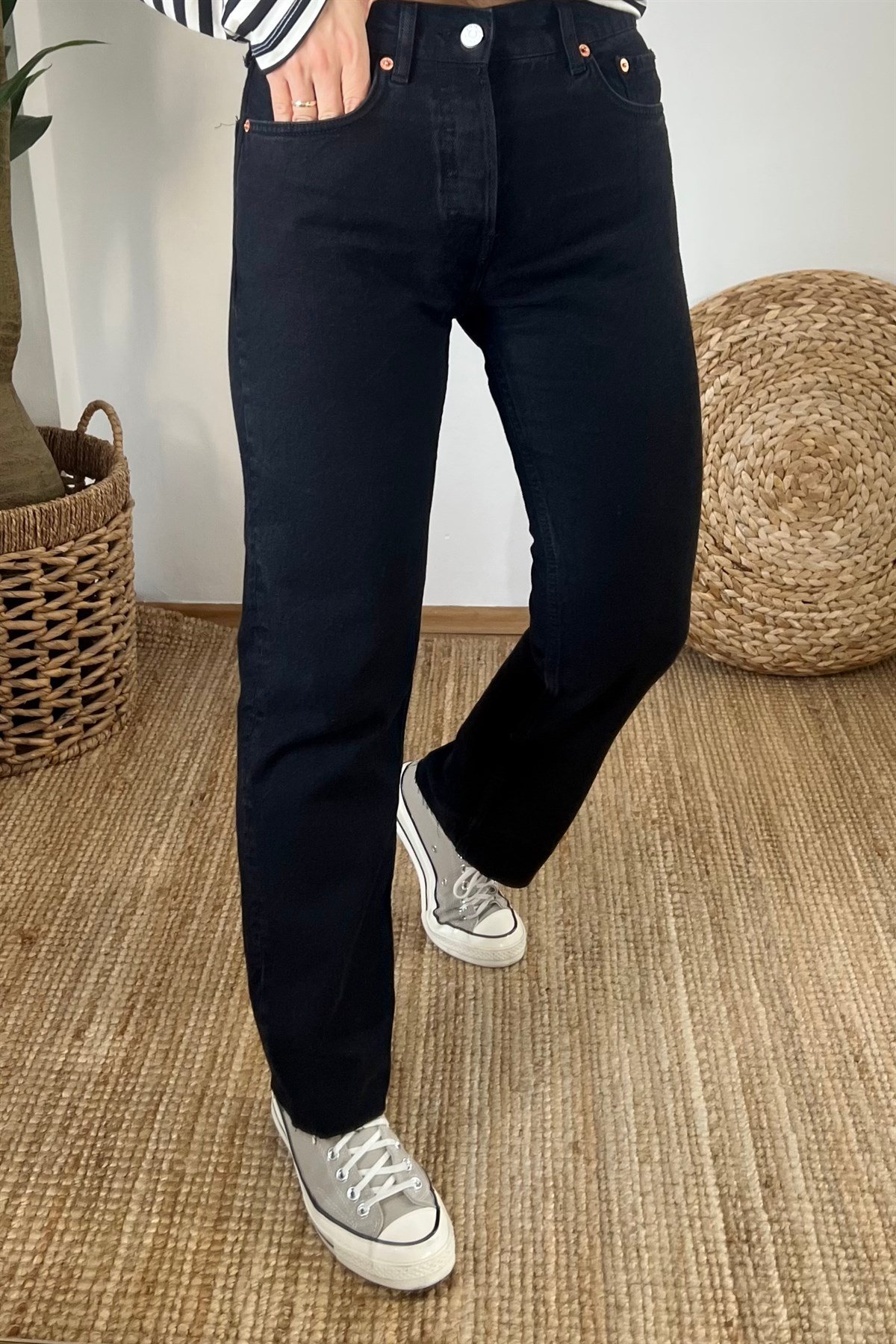 Siyah Orta Bel Straight Fit Jean uygun fiyatlarda www.butikhola.com adresinde