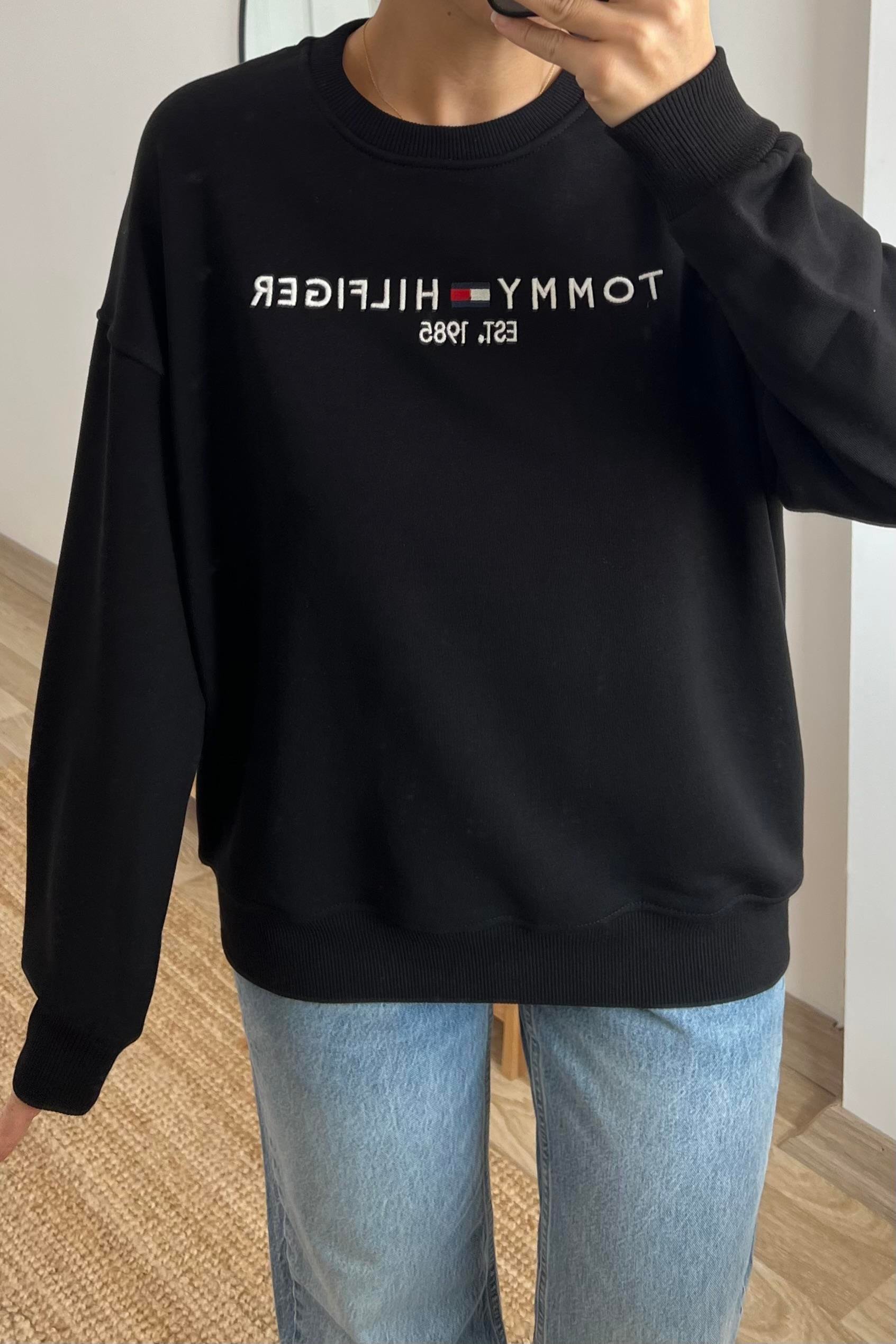 Siyah Oversize Logo Nakışlı Sweatshirt uygun fiyatlarda www.butikhola.com adresinde