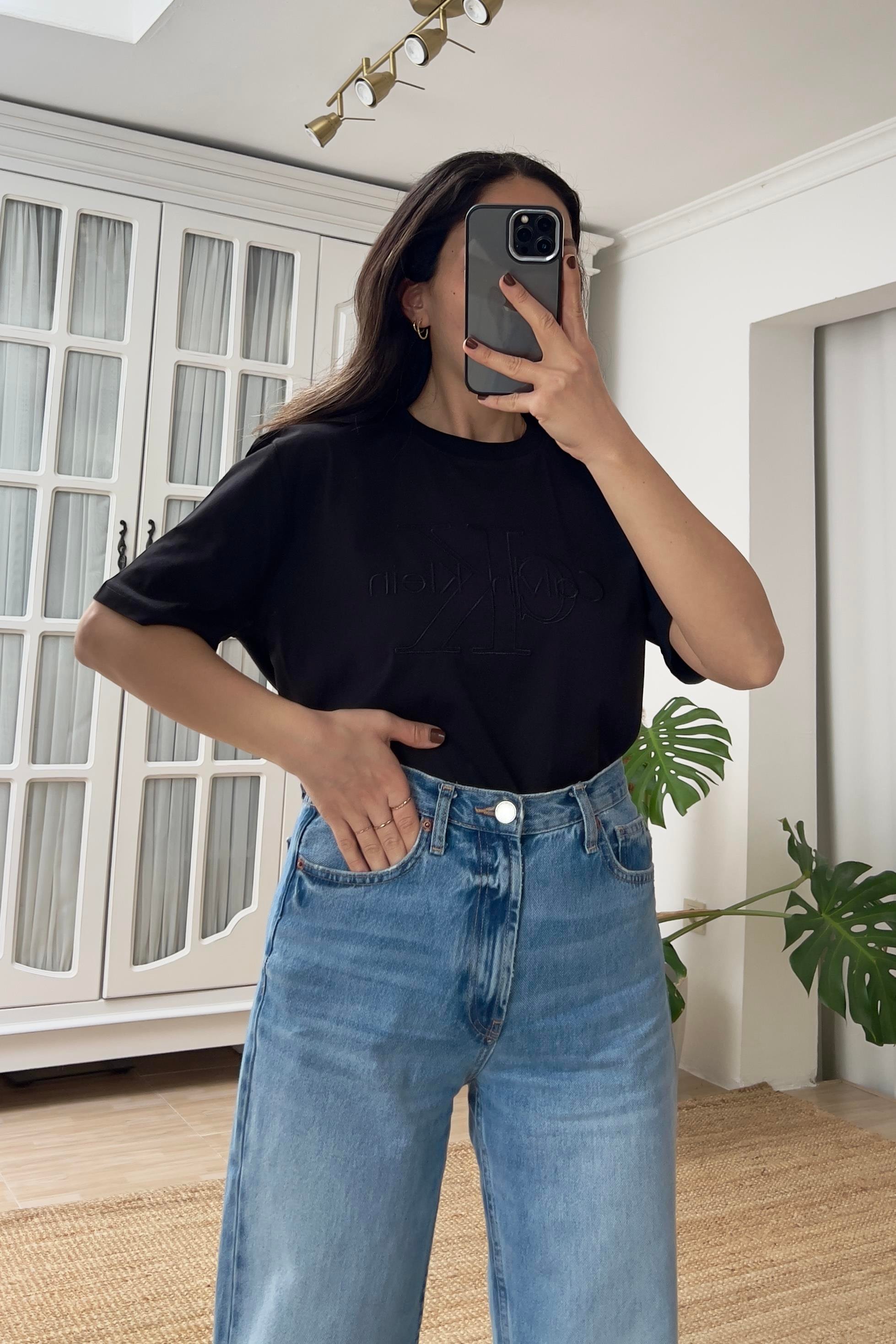 Siyah Oversize Logolu Nakışlı Tshirt uygun fiyatlarda www.butikhola.com adresinde