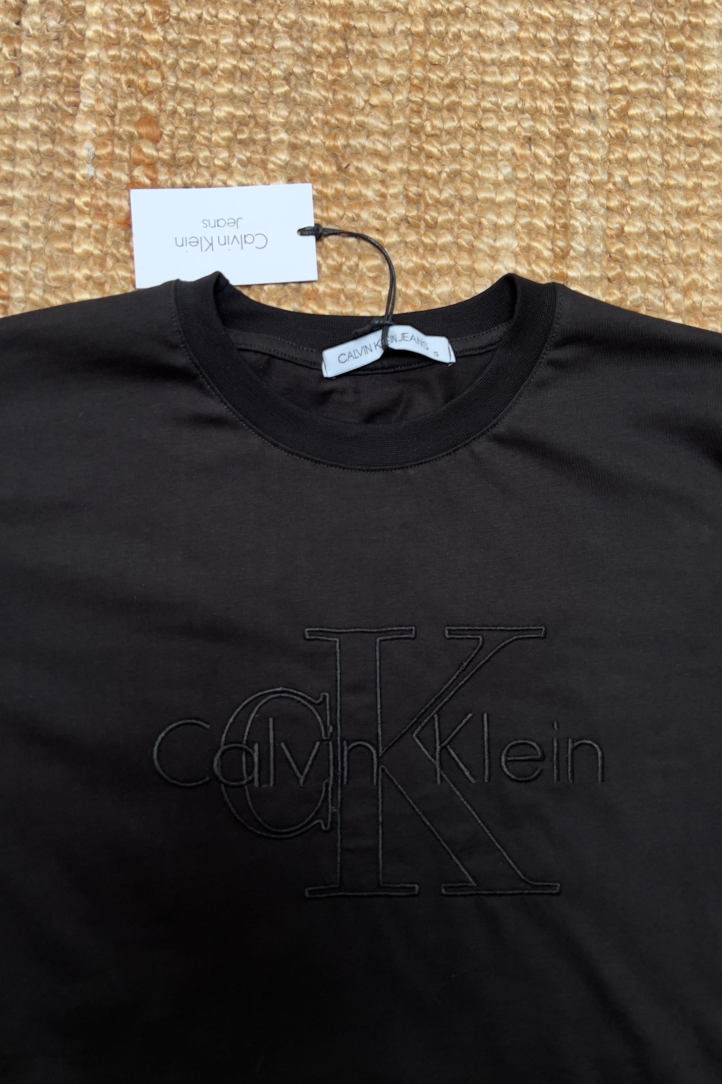 Siyah Oversize Logolu Nakışlı Tshirt uygun fiyatlarda www.butikhola.com adresinde