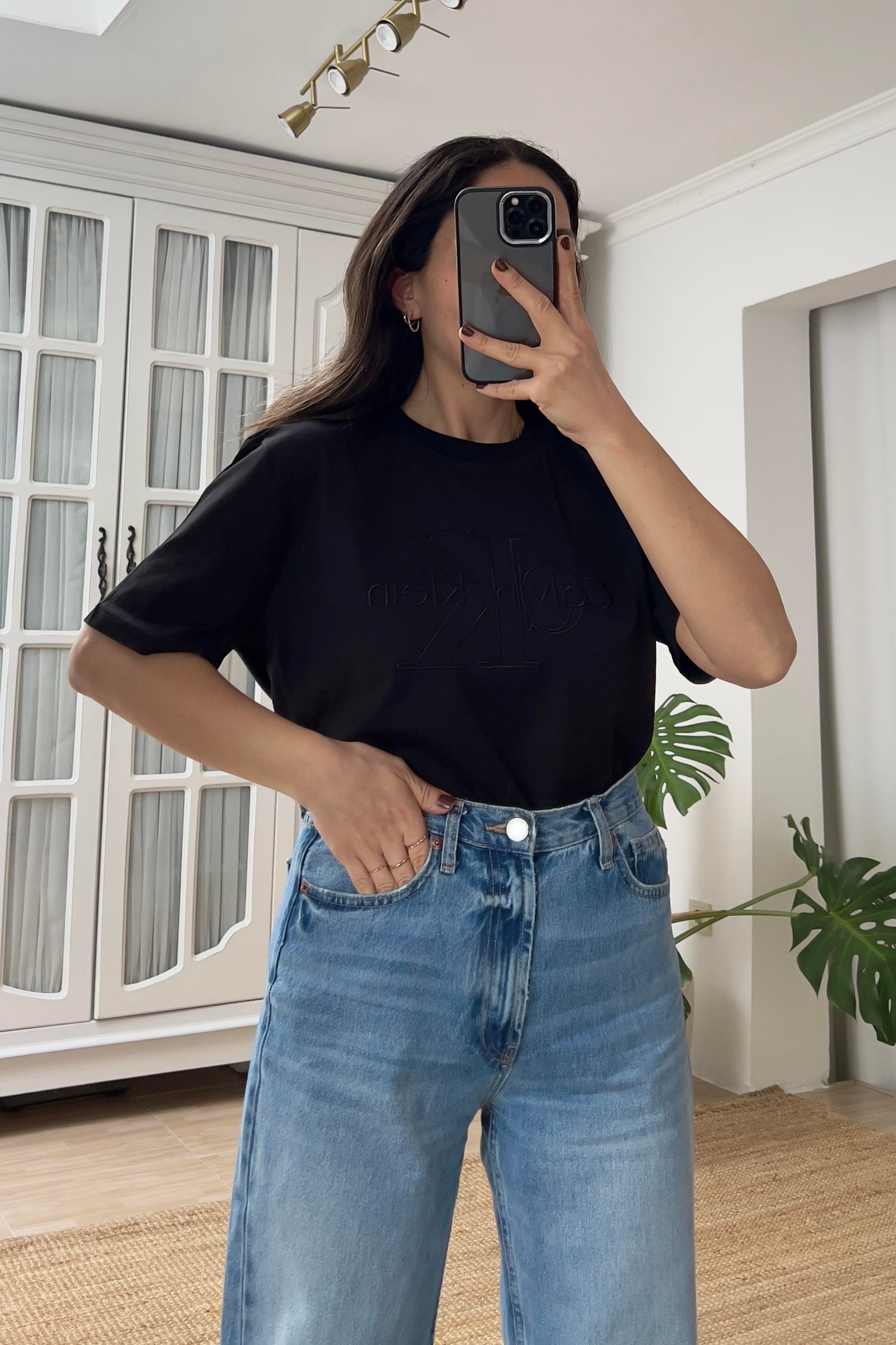 Siyah Oversize Logolu Nakışlı Tshirt uygun fiyatlarda www.butikhola.com adresinde