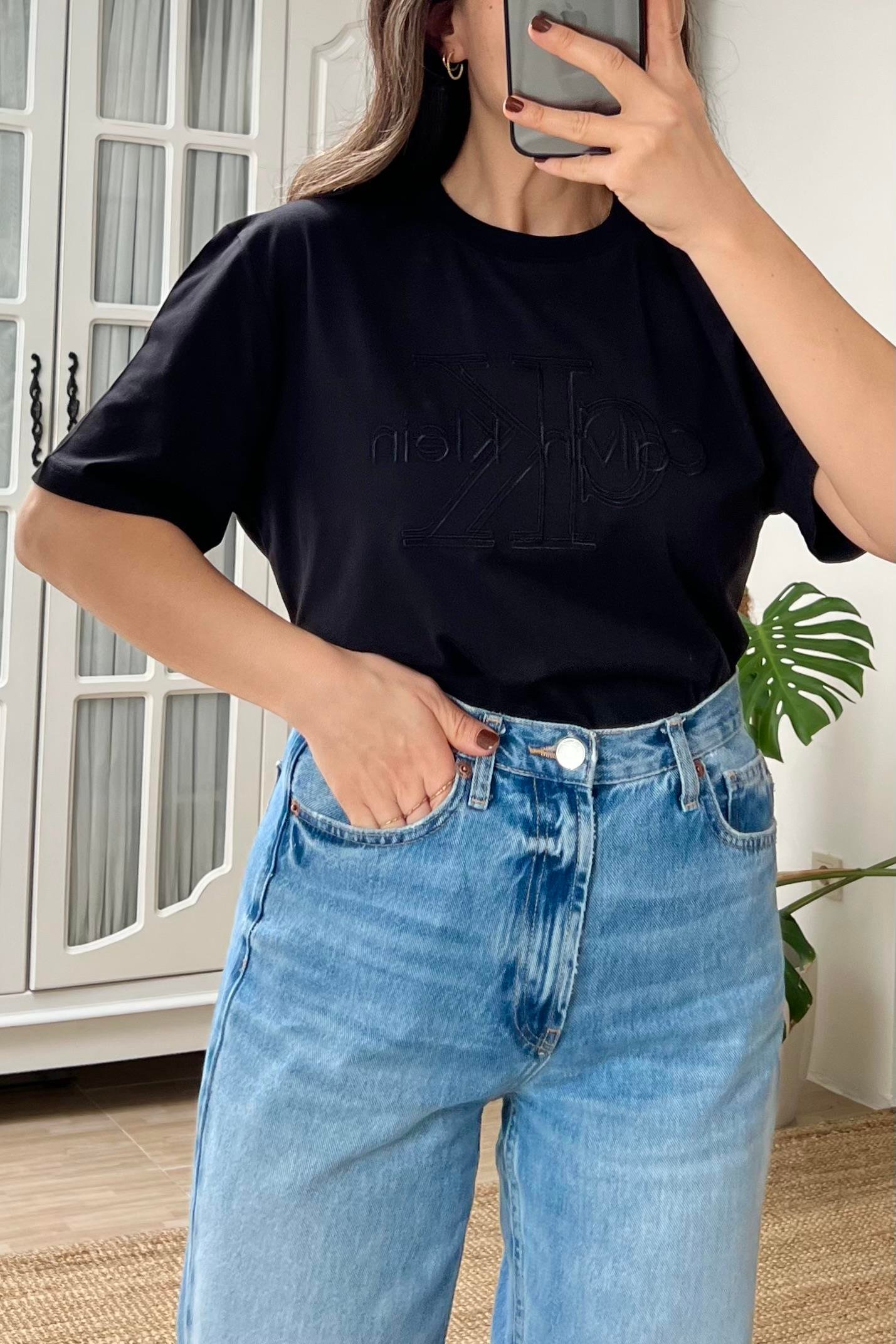 Siyah Oversize Logolu Nakışlı Tshirt uygun fiyatlarda www.butikhola.com adresinde