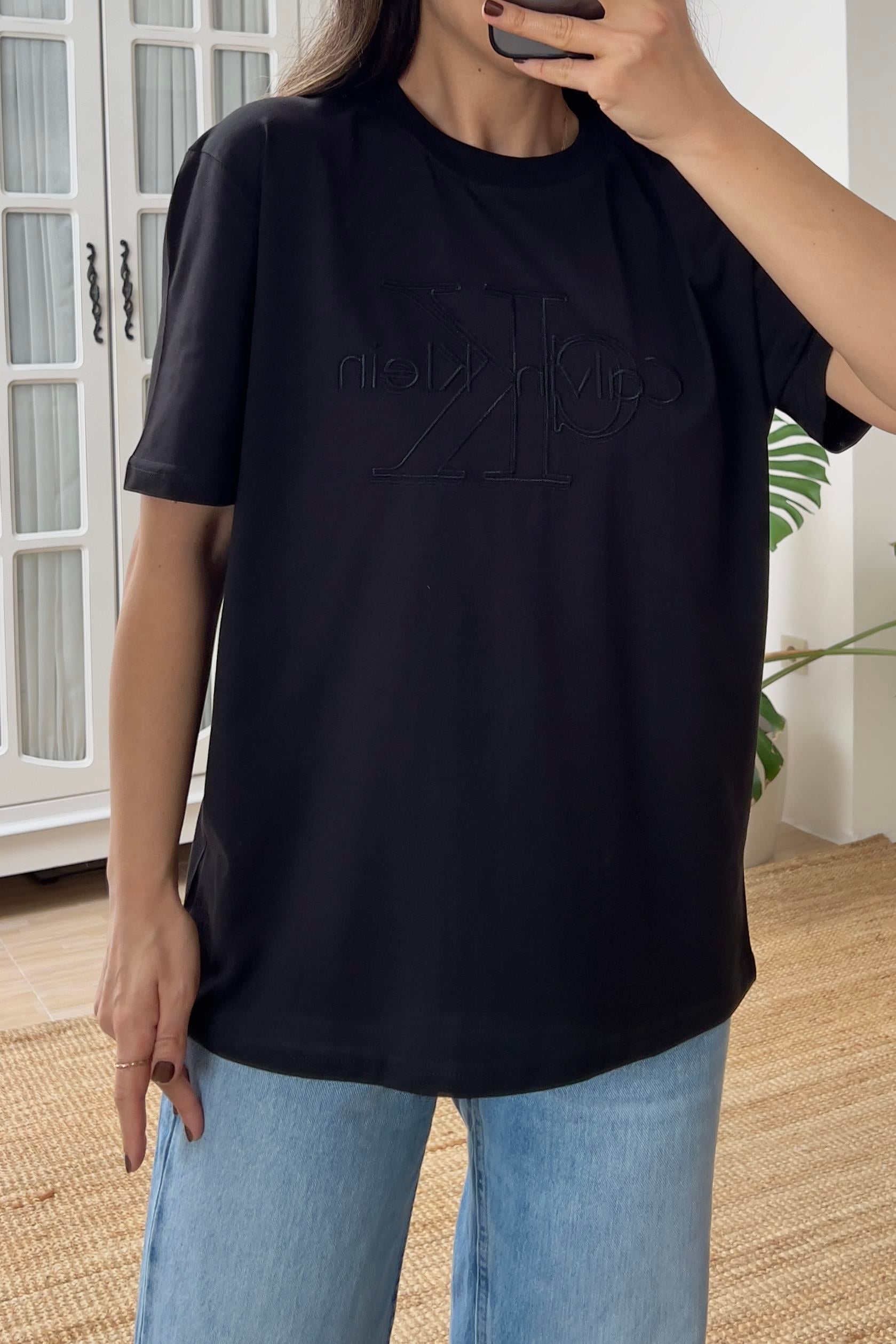 Siyah Oversize Logolu Nakışlı Tshirt uygun fiyatlarda www.butikhola.com adresinde