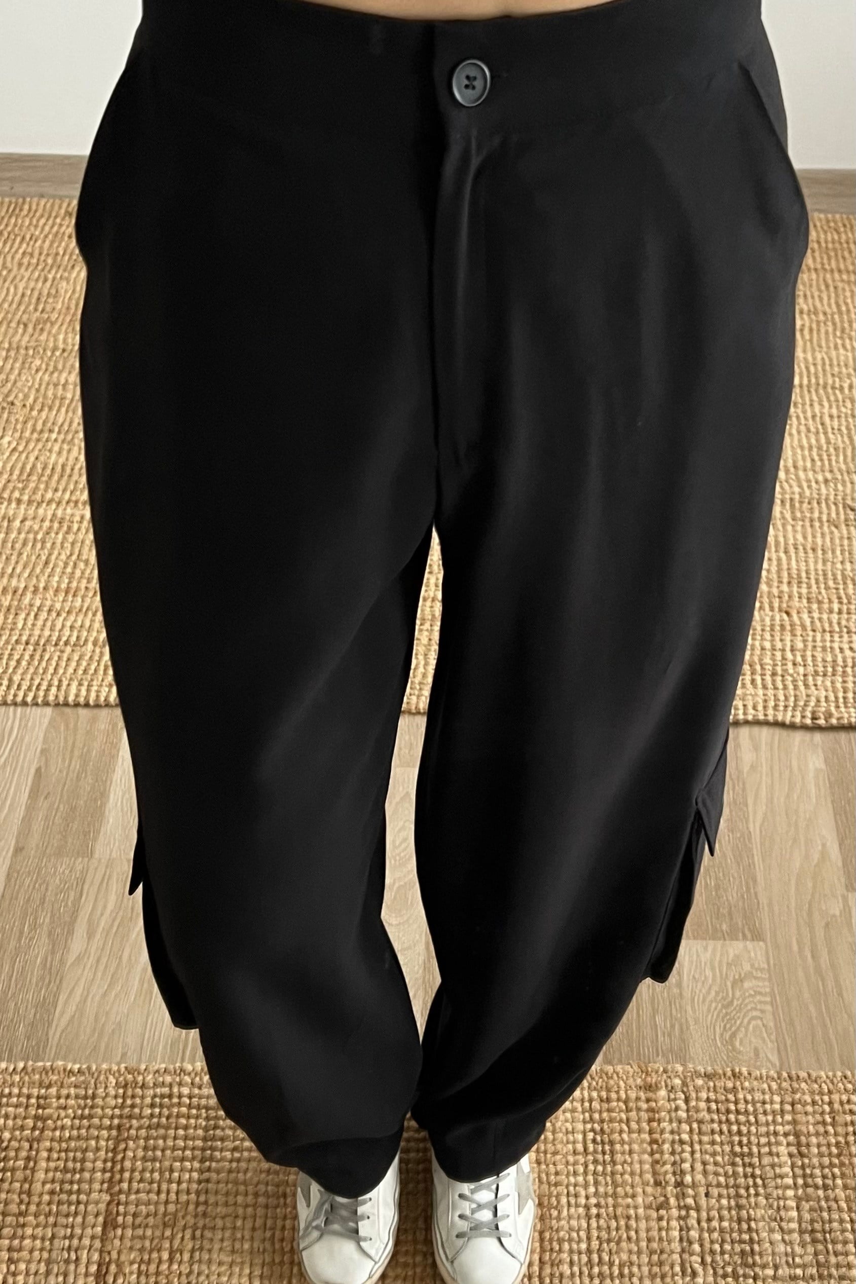 Siyah Paçası Pensli Kargo Cep Pantolon uygun fiyatlarda www.butikhola.com adresinde