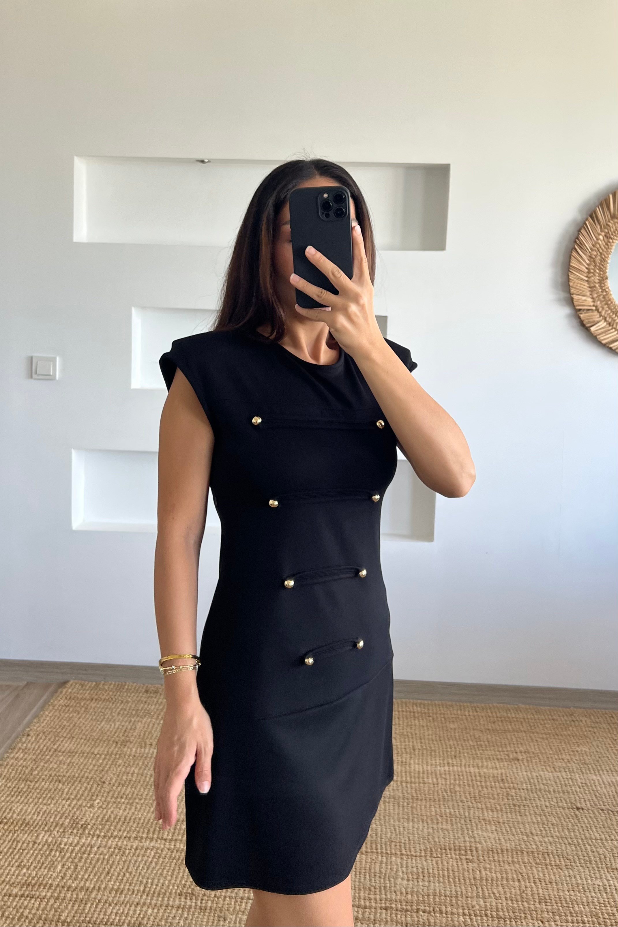Siyah Süslü Düğmeli Vatkalı Elbise uygun fiyatlarda www.butikhola.com adresinde