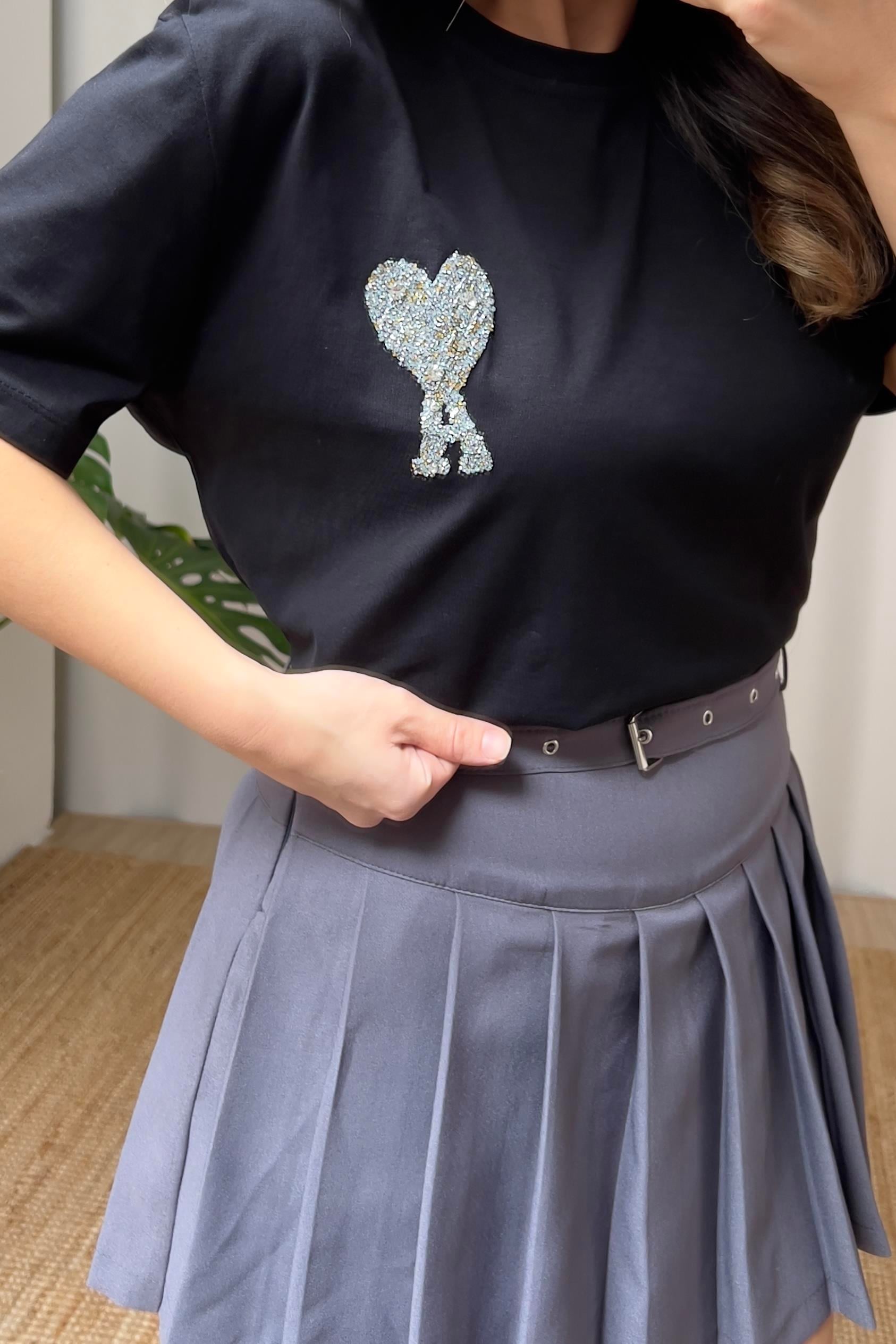 Siyah Taşlı Harf Detaylı Tshirt uygun fiyatlarda www.butikhola.com adresinde