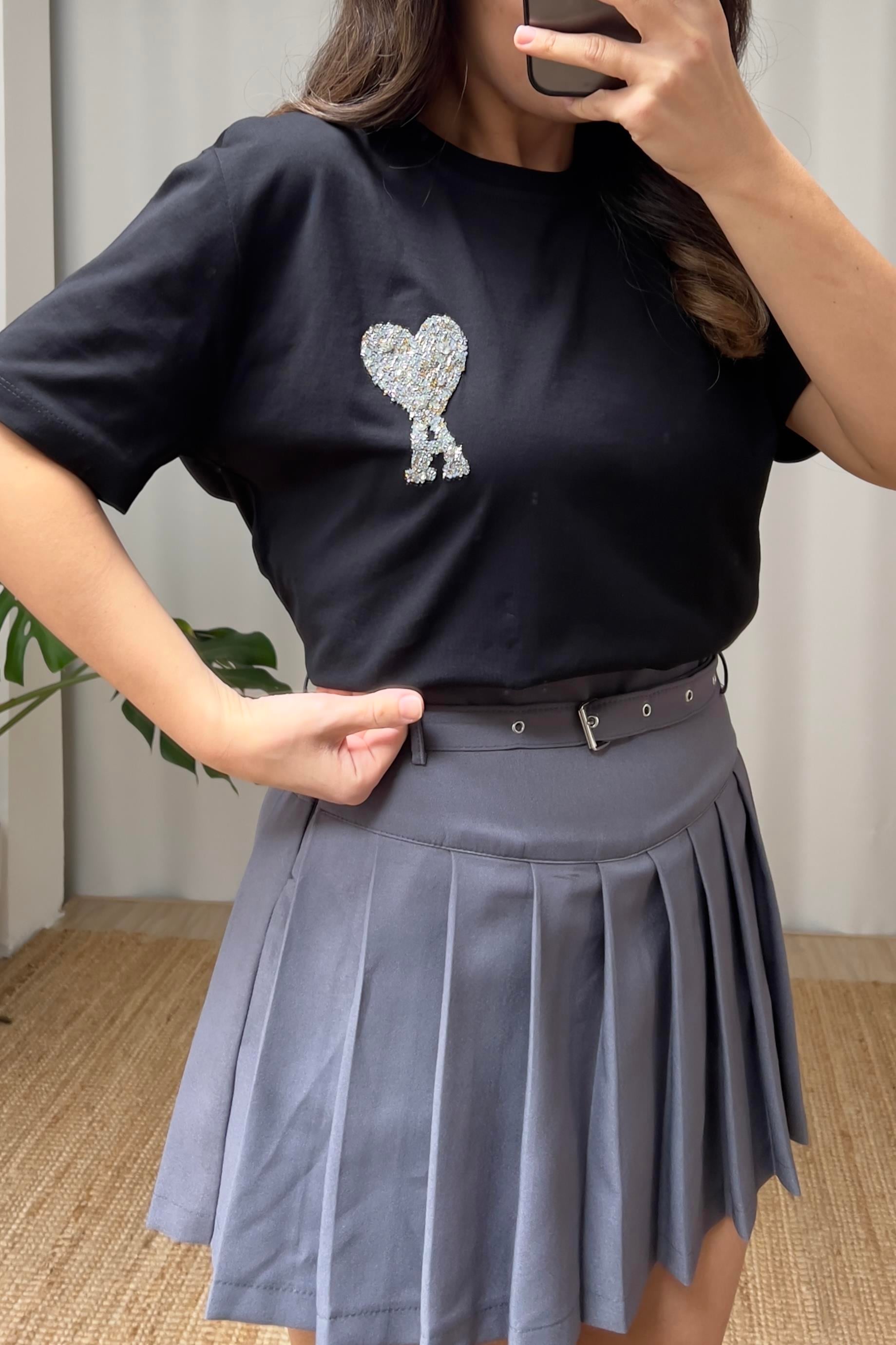 Siyah Taşlı Harf Detaylı Tshirt uygun fiyatlarda www.butikhola.com adresinde