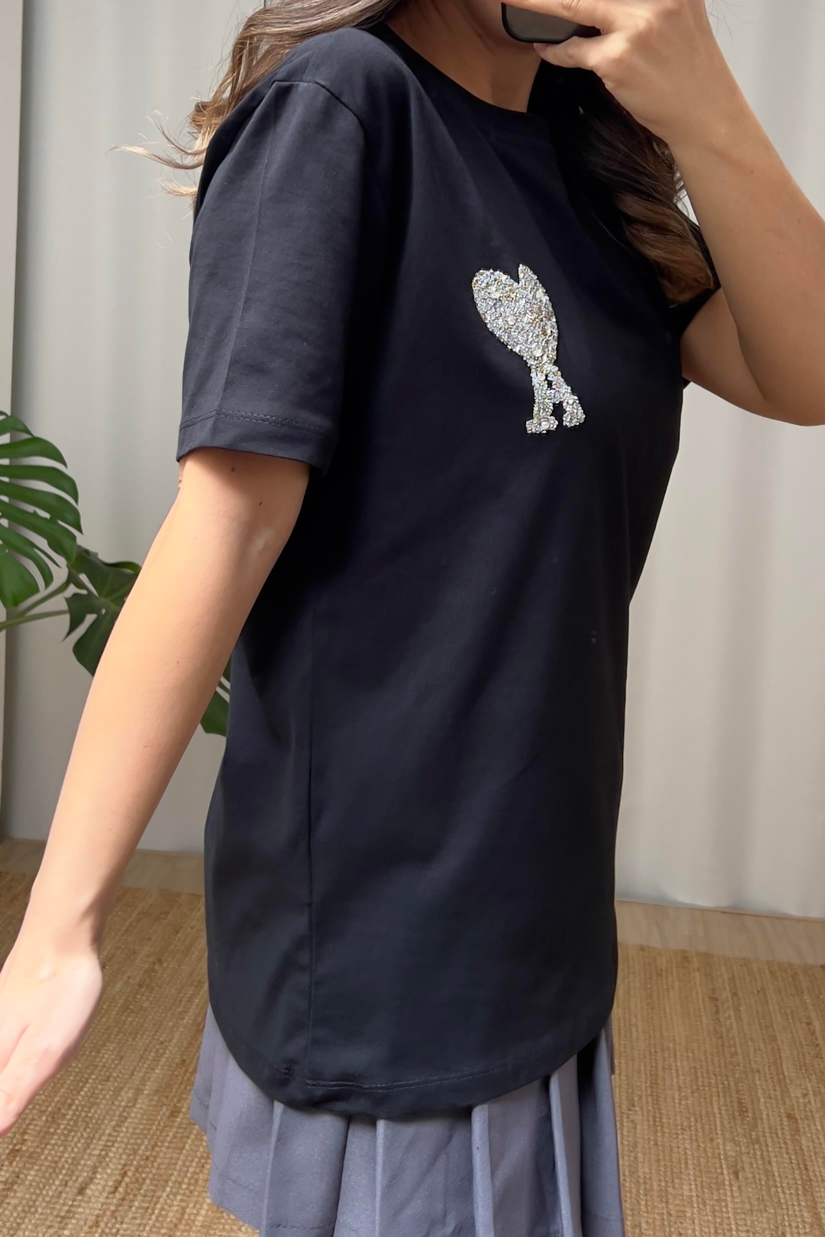 Siyah Taşlı Harf Detaylı Tshirt uygun fiyatlarda www.butikhola.com adresinde