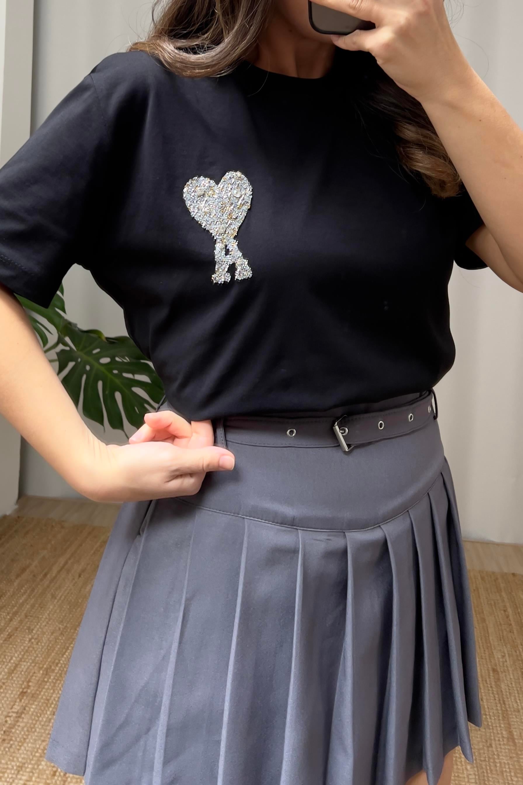 Siyah Taşlı Harf Detaylı Tshirt uygun fiyatlarda www.butikhola.com adresinde