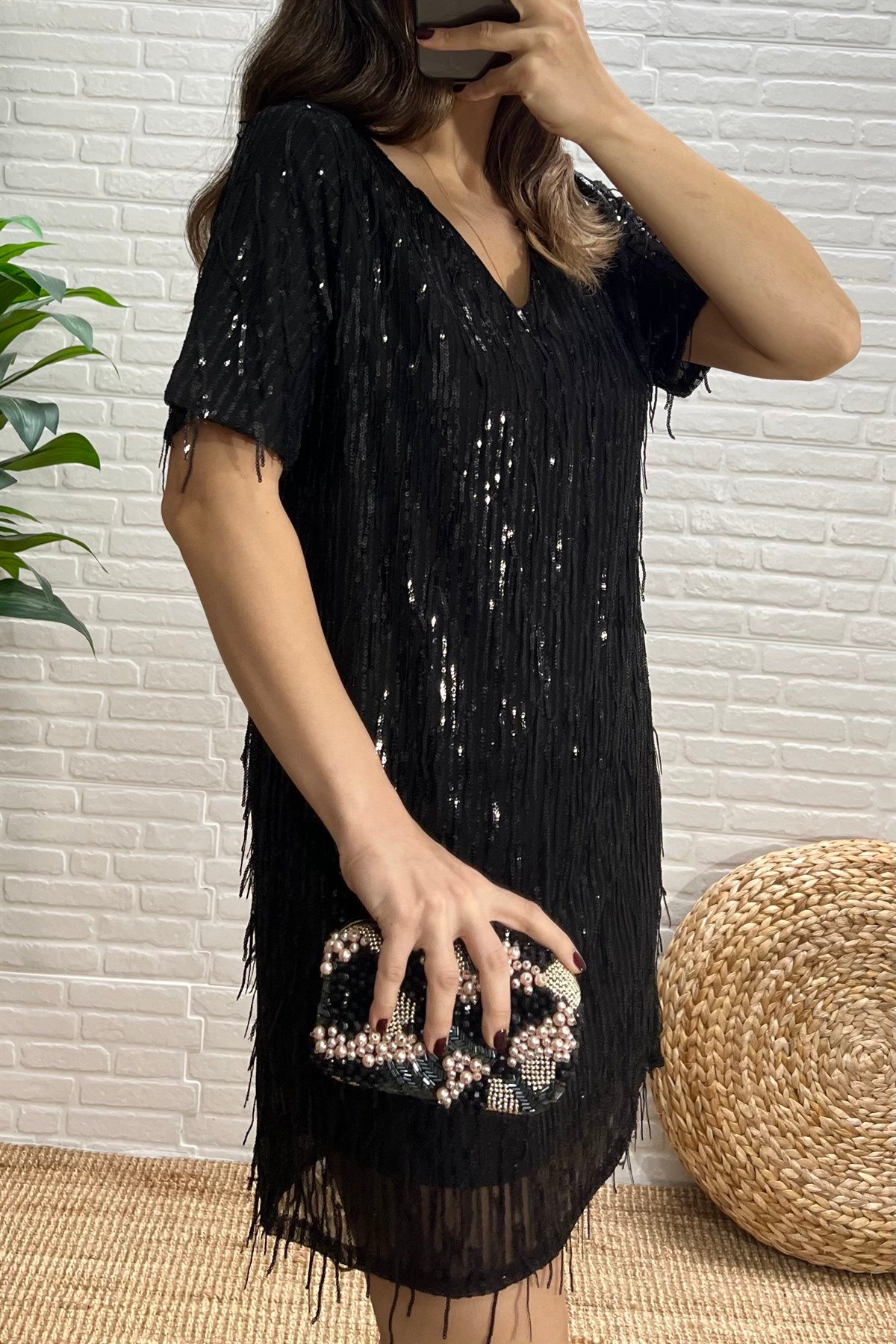 Siyah V Yaka Pullu Tasarım Elbise uygun fiyatlarda www.butikhola.com adresinde