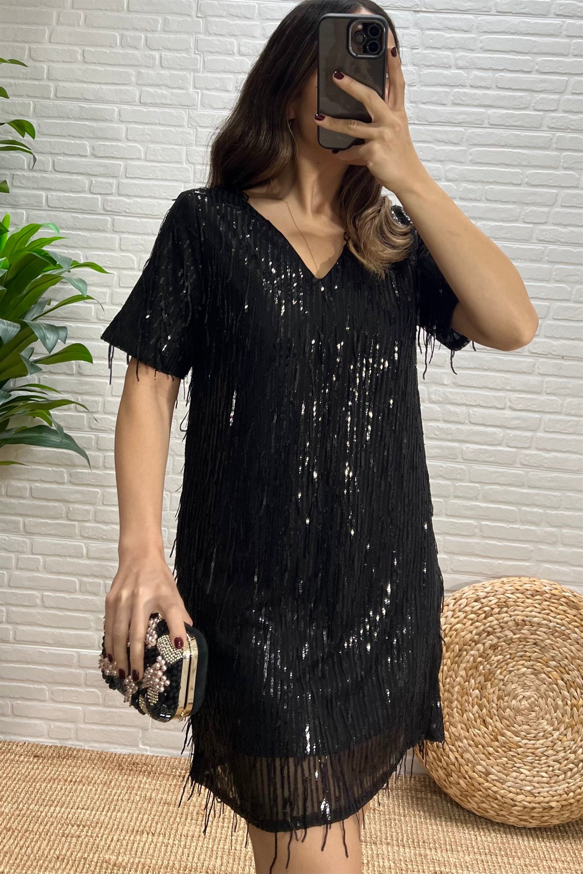 Siyah V Yaka Pullu Tasarım Elbise uygun fiyatlarda www.butikhola.com adresinde