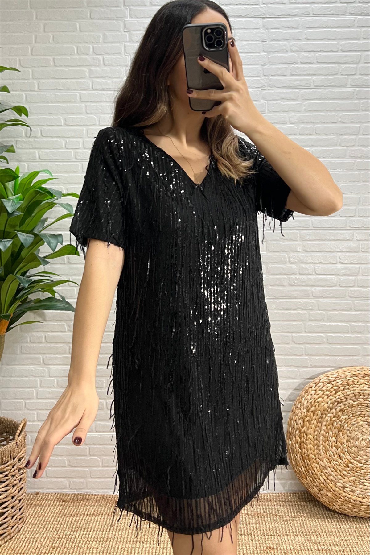 Siyah V Yaka Pullu Tasarım Elbise uygun fiyatlarda www.butikhola.com adresinde
