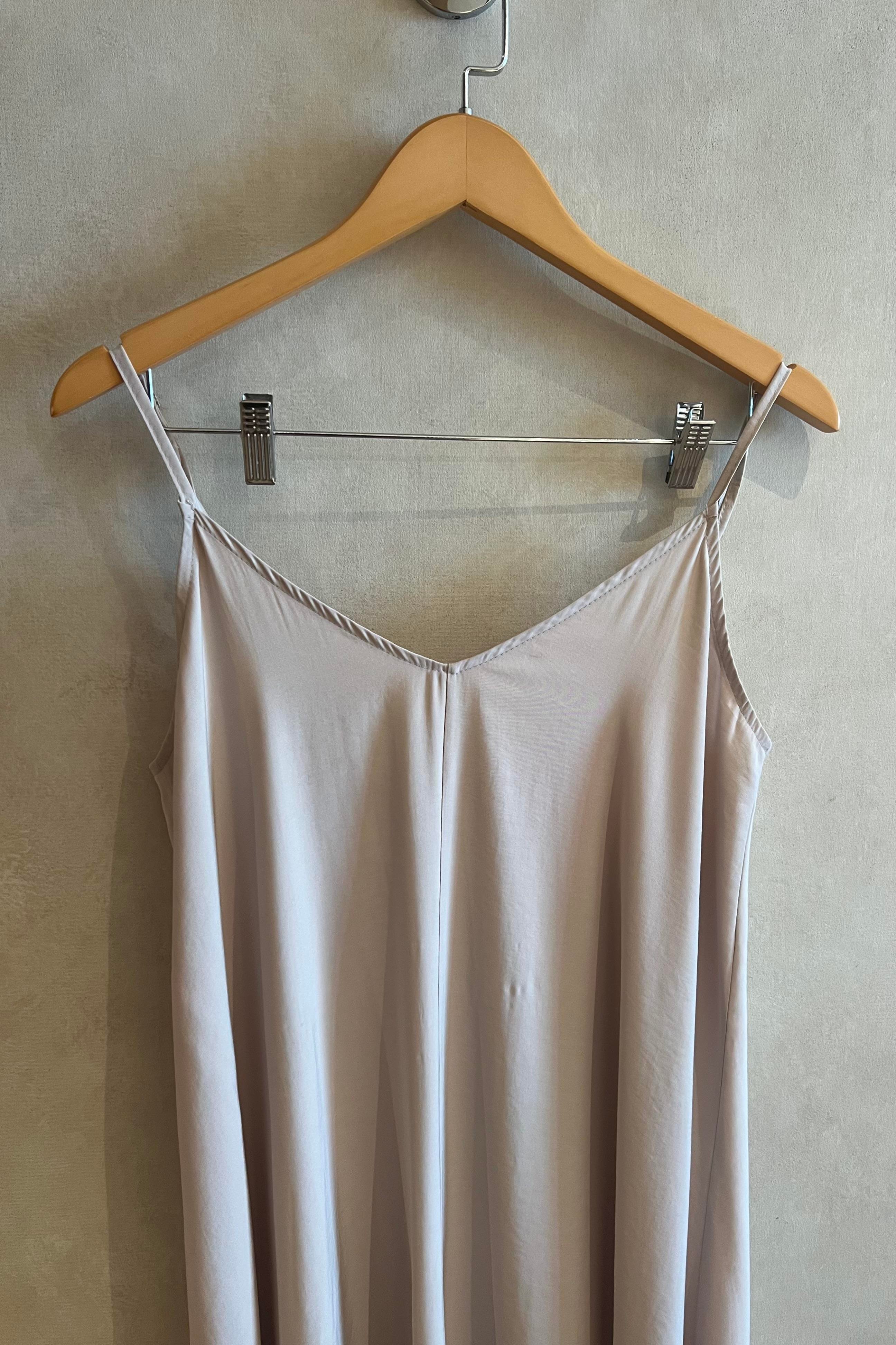 Taş Rengi Ayarlanabilir Askılı Tensel Elbise uygun fiyatlarda www.butikhola.com adresinde