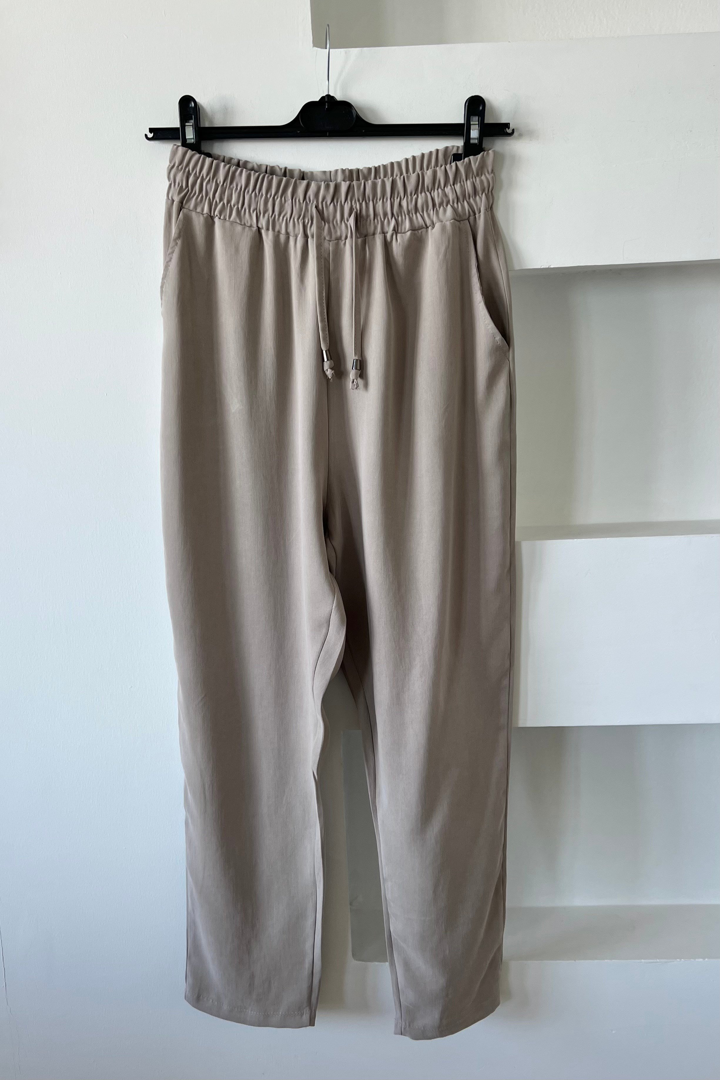 Taş Rengi Beli İplli Havuç Kesim Tensel Pantolon uygun fiyatlarda www.butikhola.com adresinde