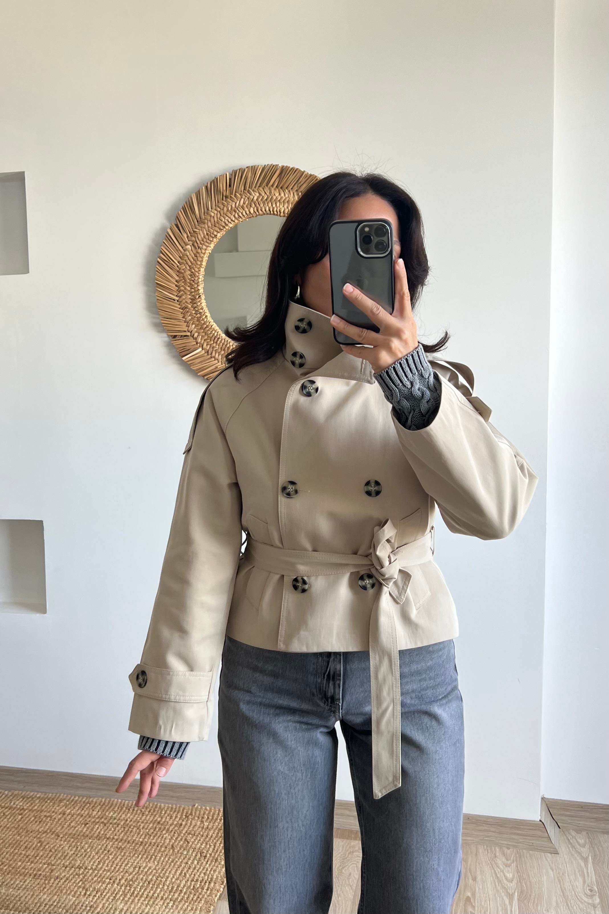Taş Rengi Dik Yaka Kuşaklı Kısa Trençkot uygun fiyatlarda www.butikhola.com adresinde