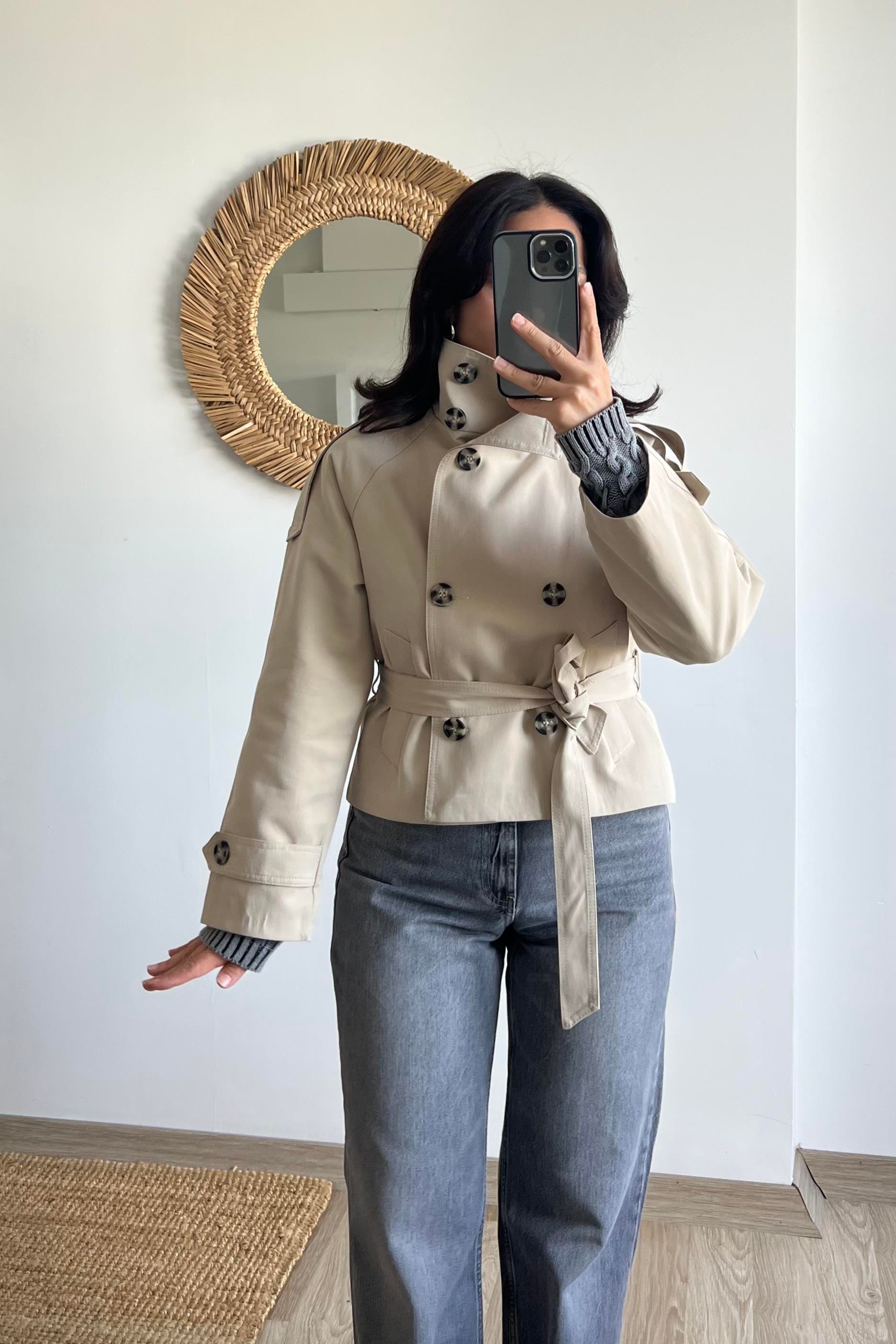Taş Rengi Dik Yaka Kuşaklı Kısa Trençkot uygun fiyatlarda www.butikhola.com adresinde
