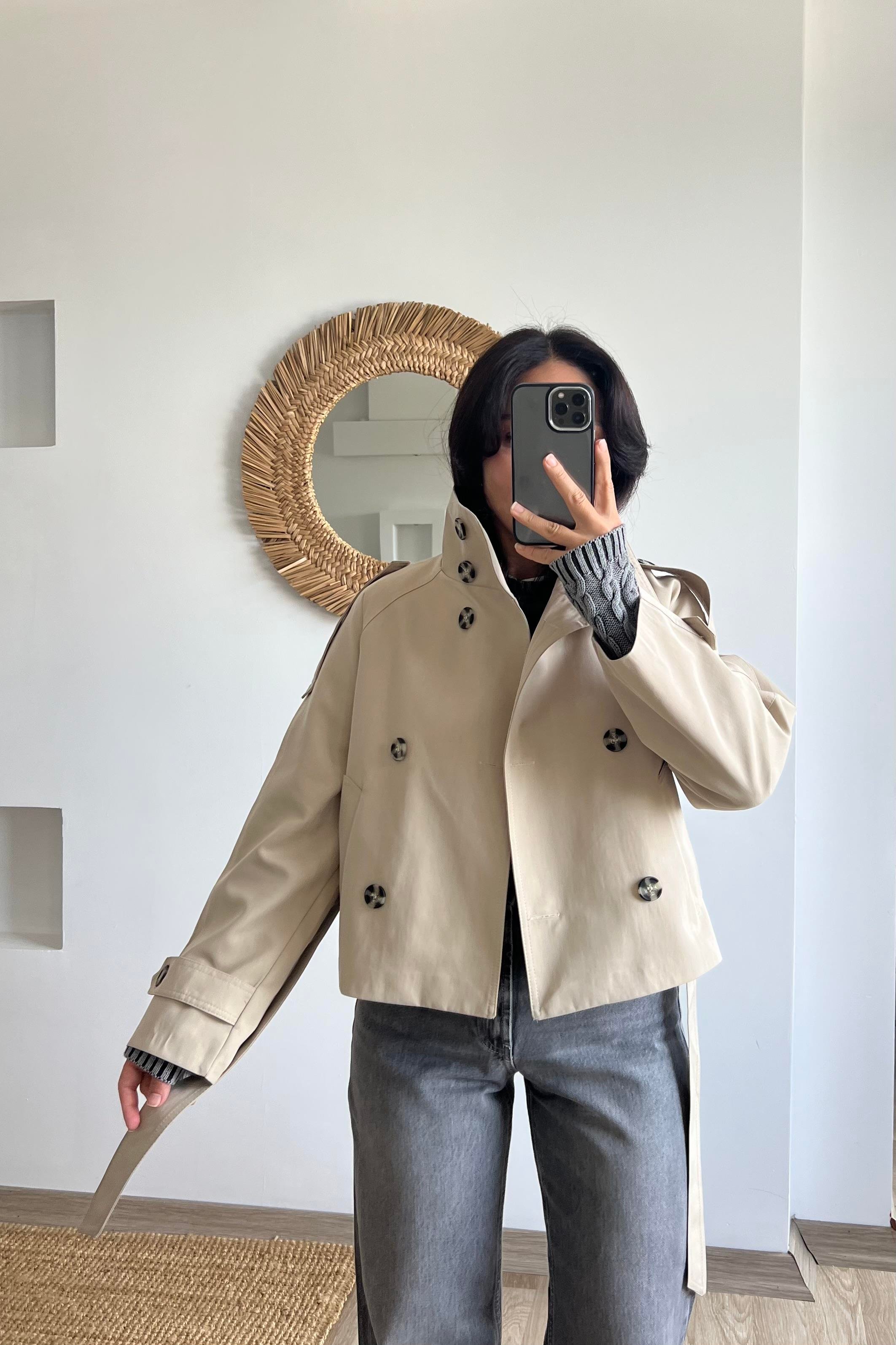 Taş Rengi Dik Yaka Kuşaklı Kısa Trençkot uygun fiyatlarda www.butikhola.com adresinde