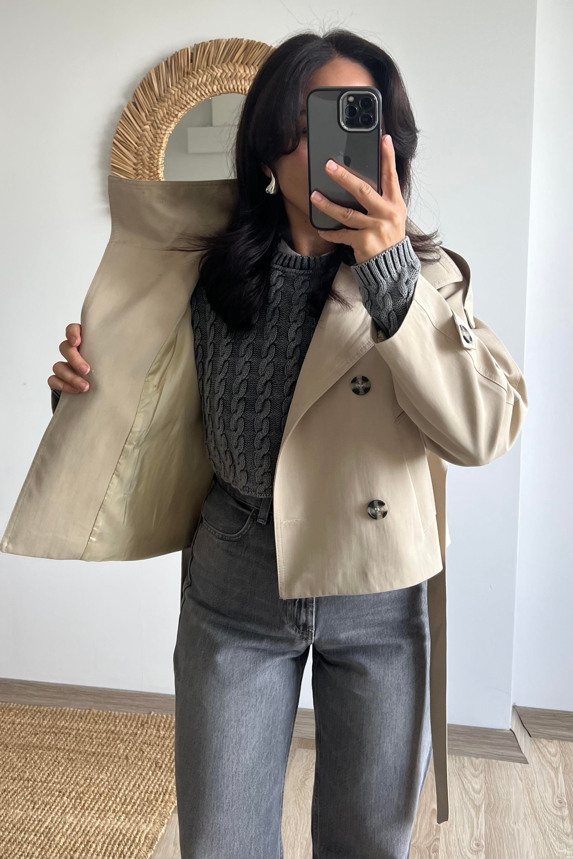 Taş Rengi Dik Yaka Kuşaklı Kısa Trençkot uygun fiyatlarda www.butikhola.com adresinde