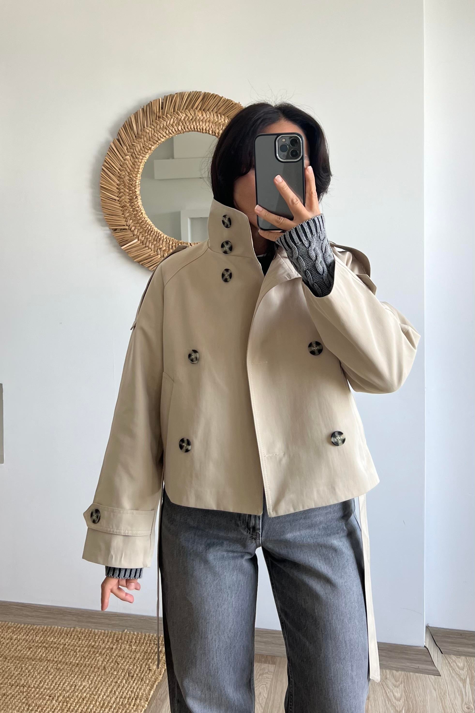 Taş Rengi Dik Yaka Kuşaklı Kısa Trençkot uygun fiyatlarda www.butikhola.com adresinde