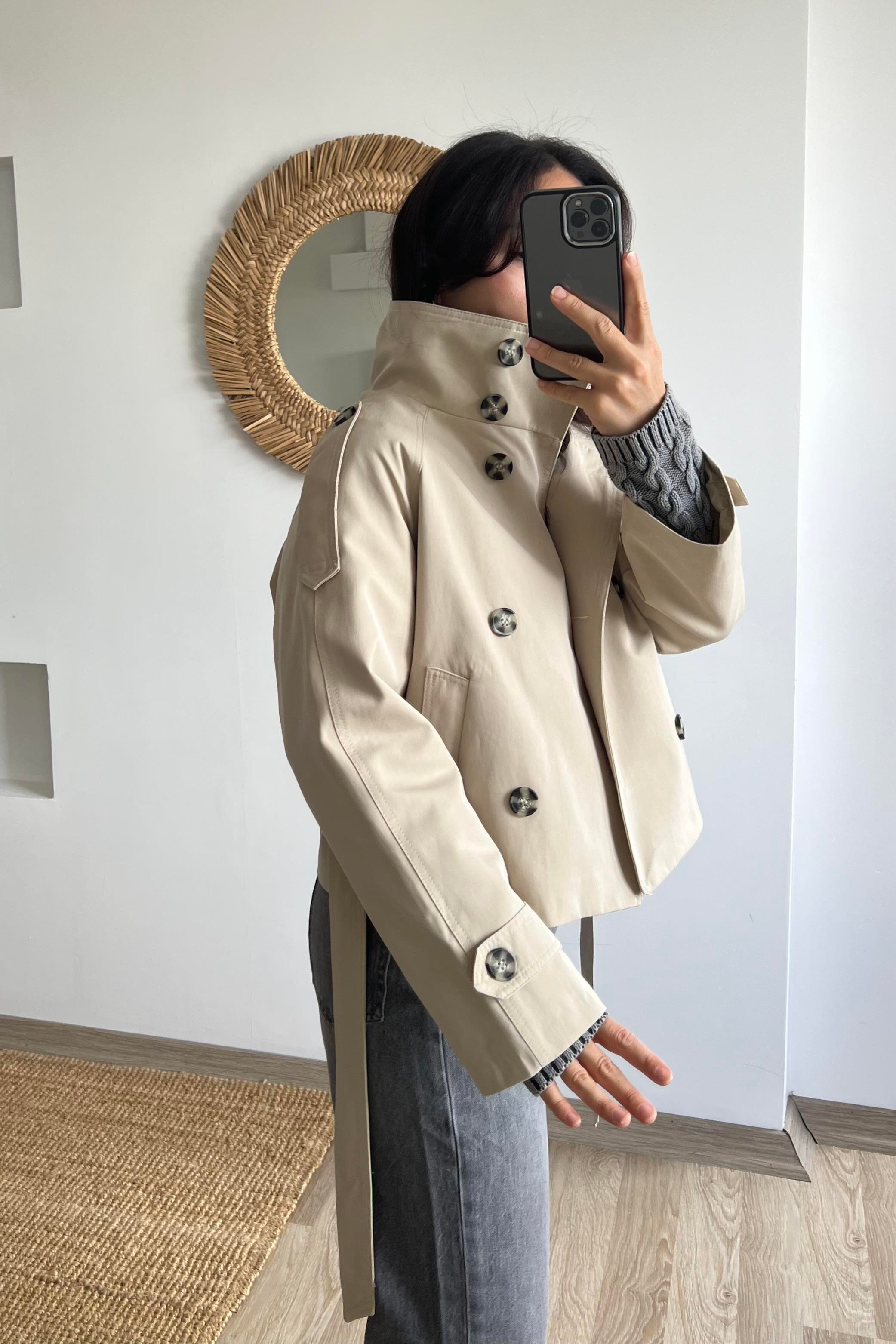 Taş Rengi Dik Yaka Kuşaklı Kısa Trençkot uygun fiyatlarda www.butikhola.com adresinde