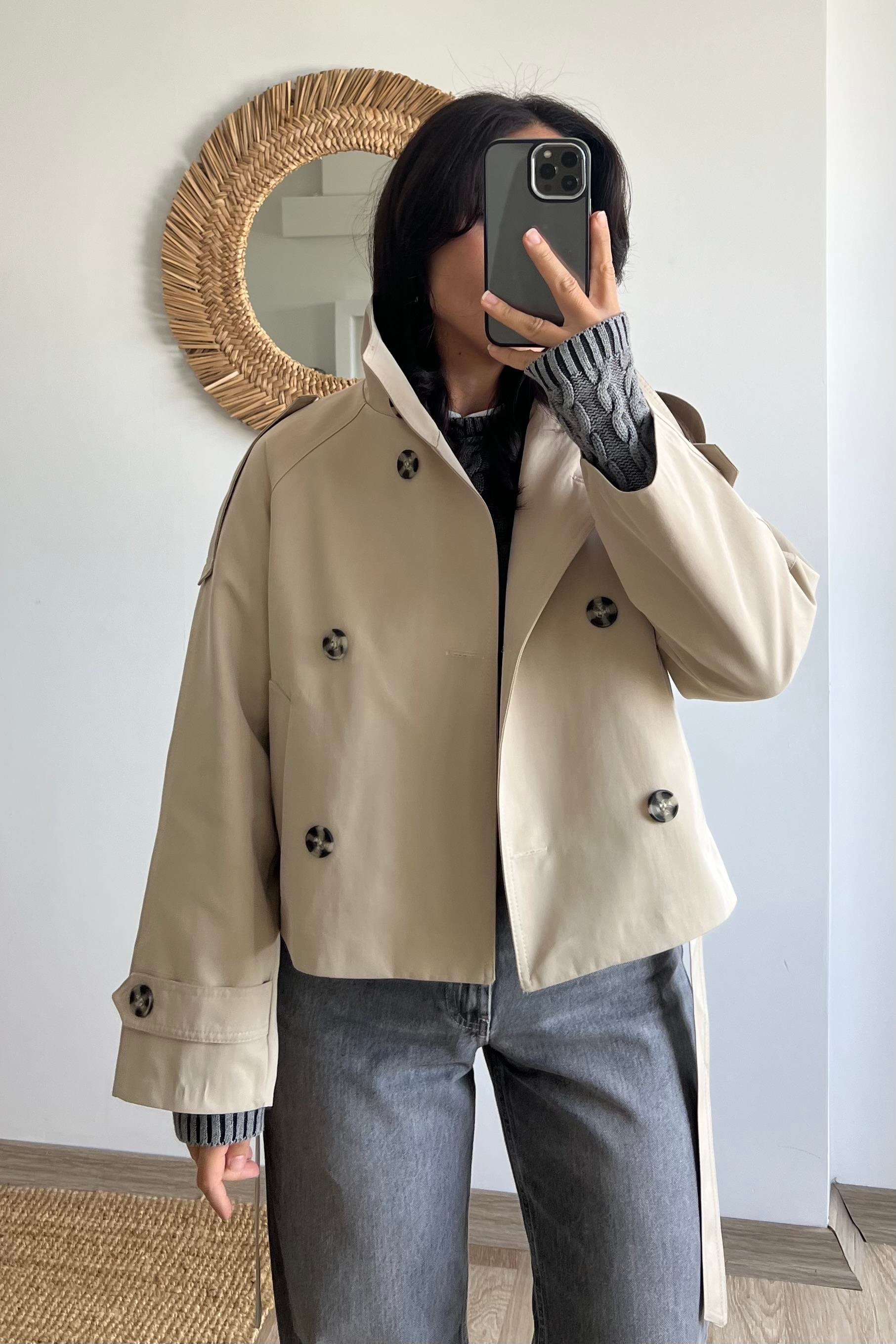 Taş Rengi Dik Yaka Kuşaklı Kısa Trençkot uygun fiyatlarda www.butikhola.com adresinde