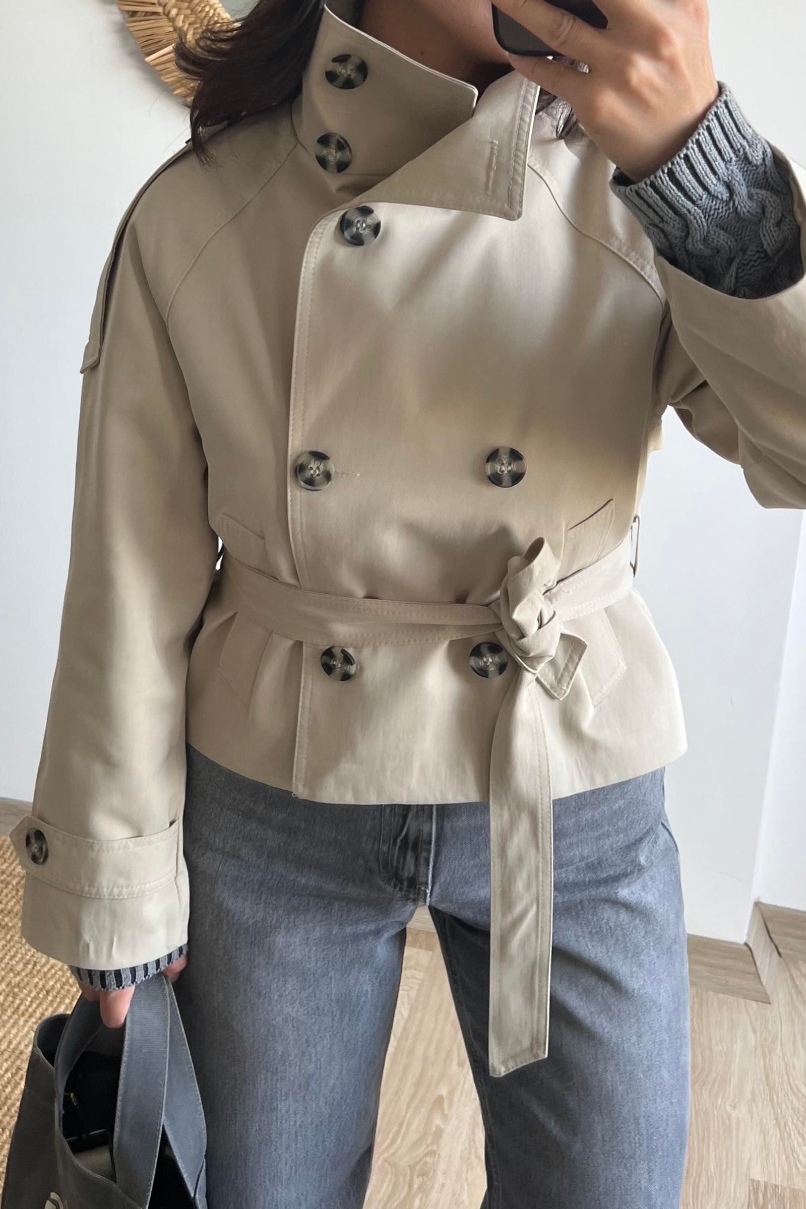 Taş Rengi Dik Yaka Kuşaklı Kısa Trençkot uygun fiyatlarda www.butikhola.com adresinde