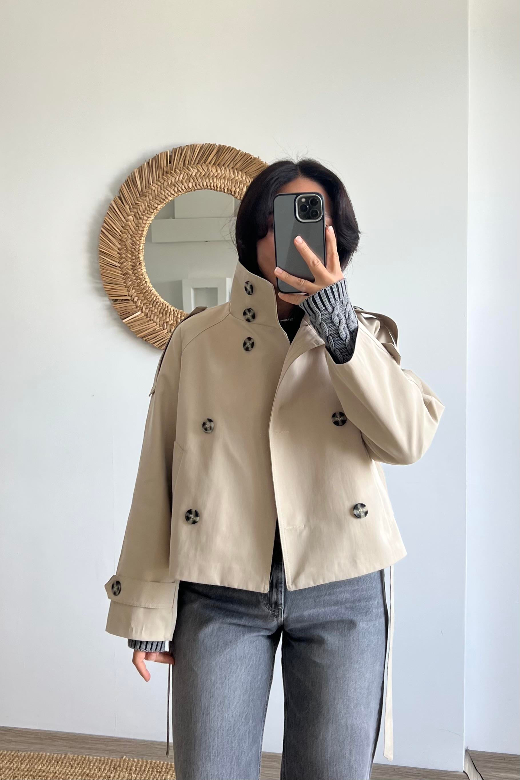 Taş Rengi Dik Yaka Kuşaklı Kısa Trençkot uygun fiyatlarda www.butikhola.com adresinde