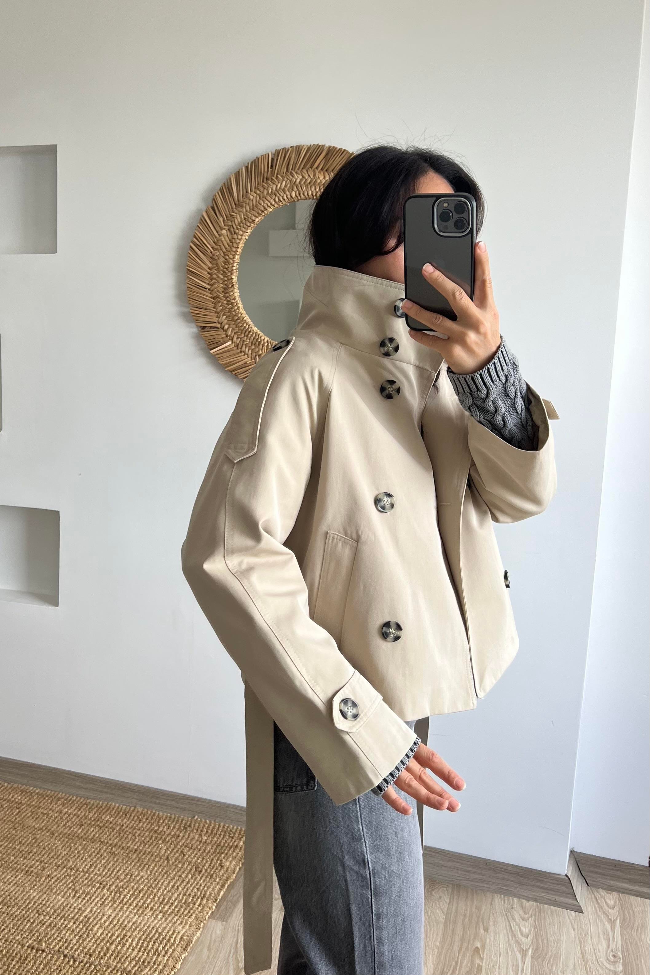 Taş Rengi Dik Yaka Kuşaklı Kısa Trençkot uygun fiyatlarda www.butikhola.com adresinde