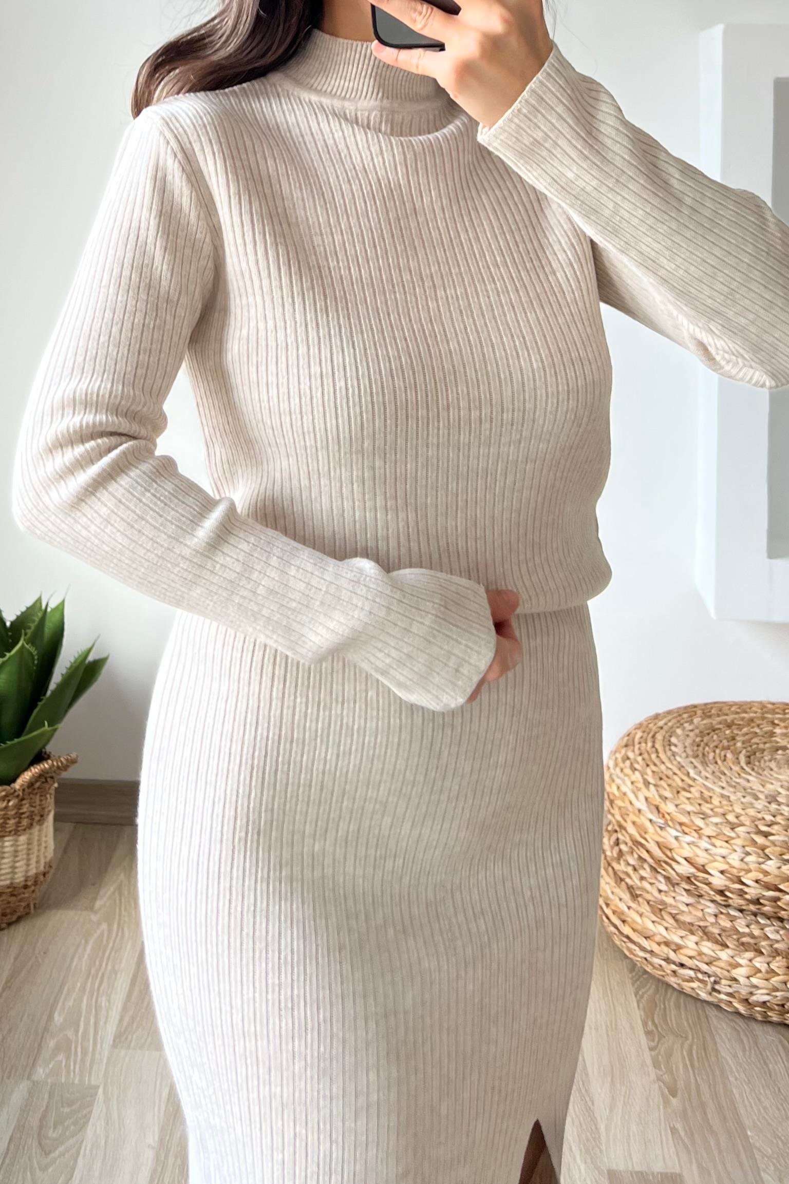 Taş Rengi Dik Yaka Yırtmaç Detaylı Triko Elbise uygun fiyatlarda www.butikhola.com adresinde