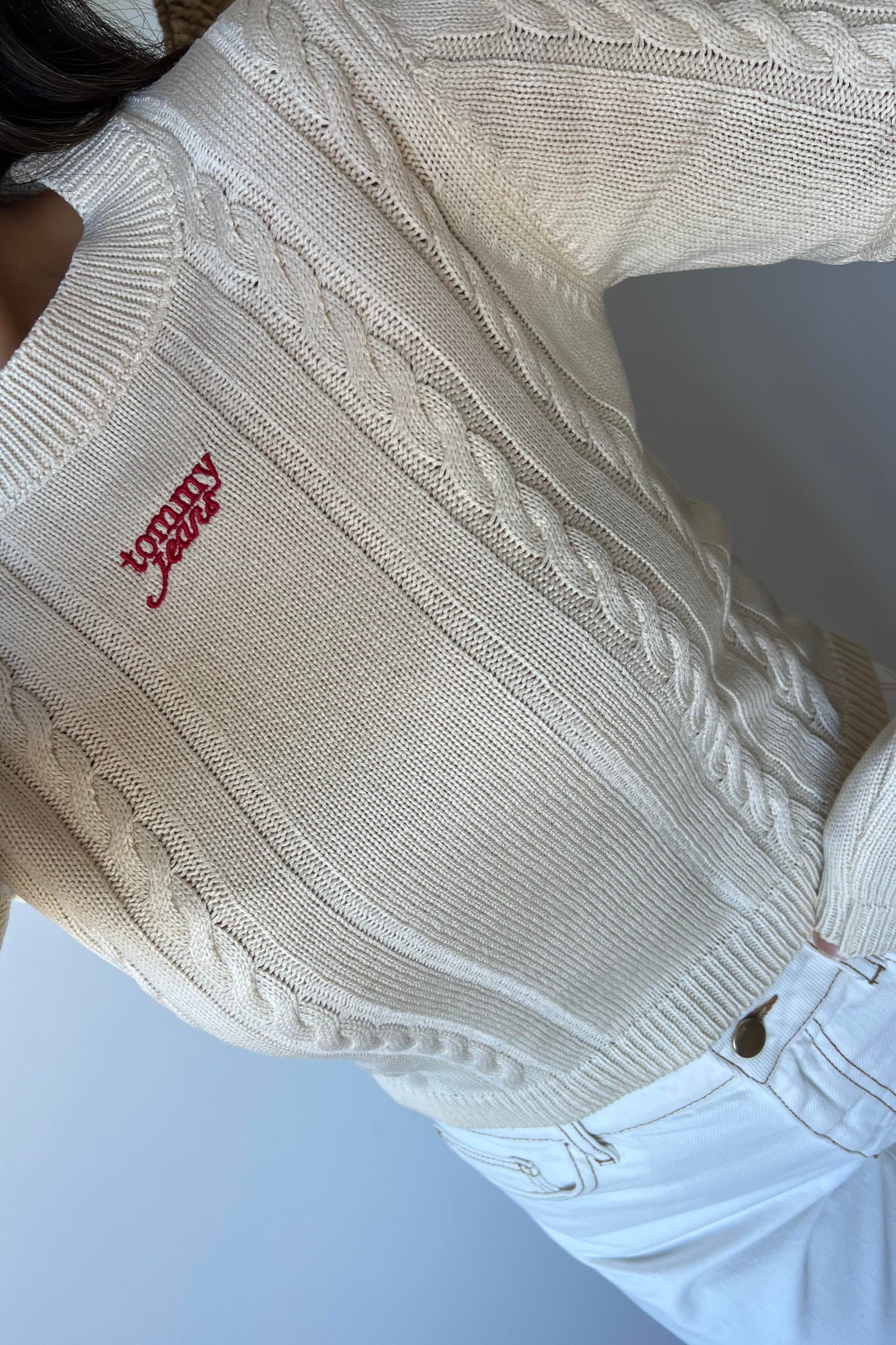 TH Bej Logo Detaylı Mevsimlik Triko uygun fiyatlarda www.butikhola.com adresinde