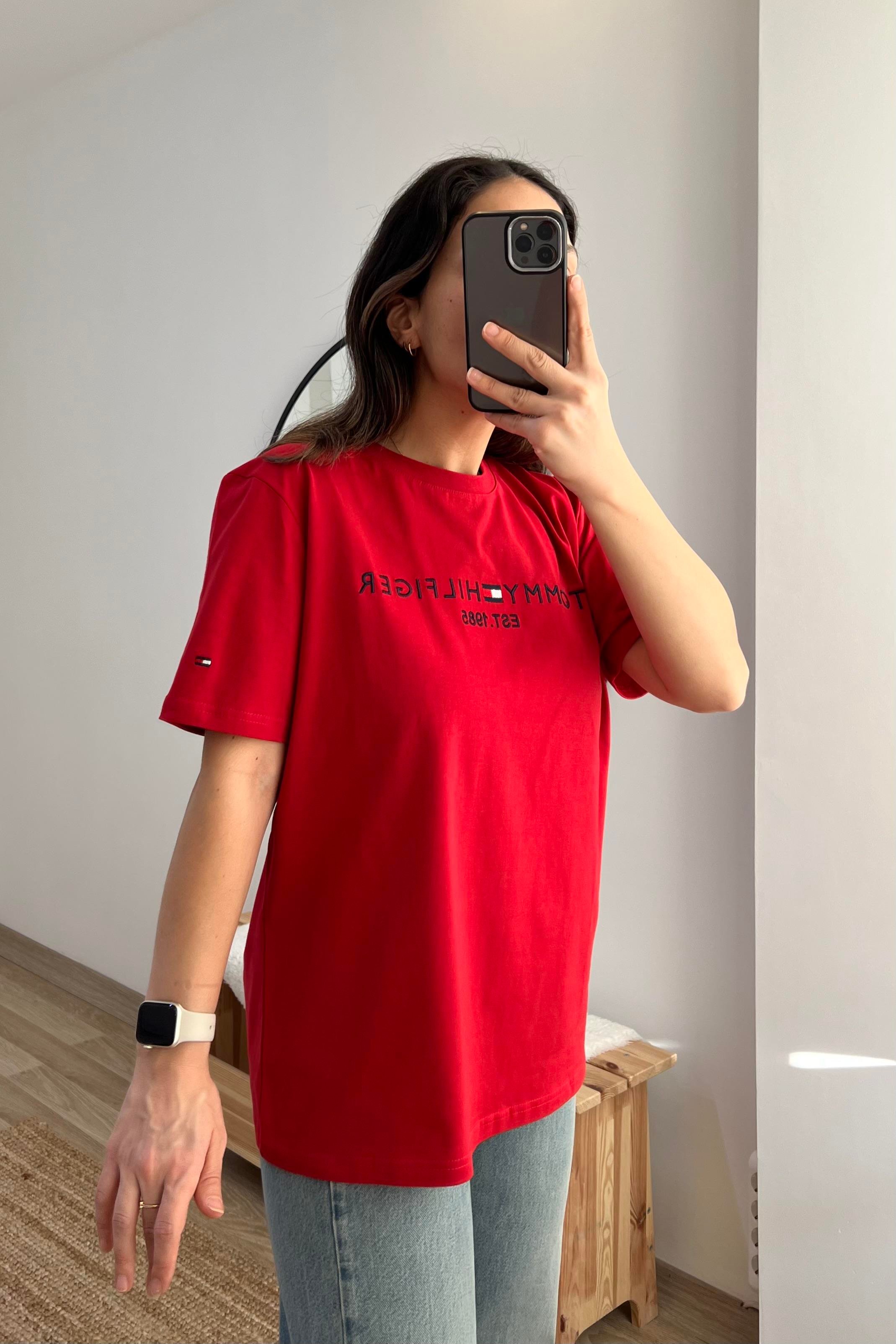TH Kırmızı Logo Nakışlı Tshirt uygun fiyatlarda www.butikhola.com adresinde